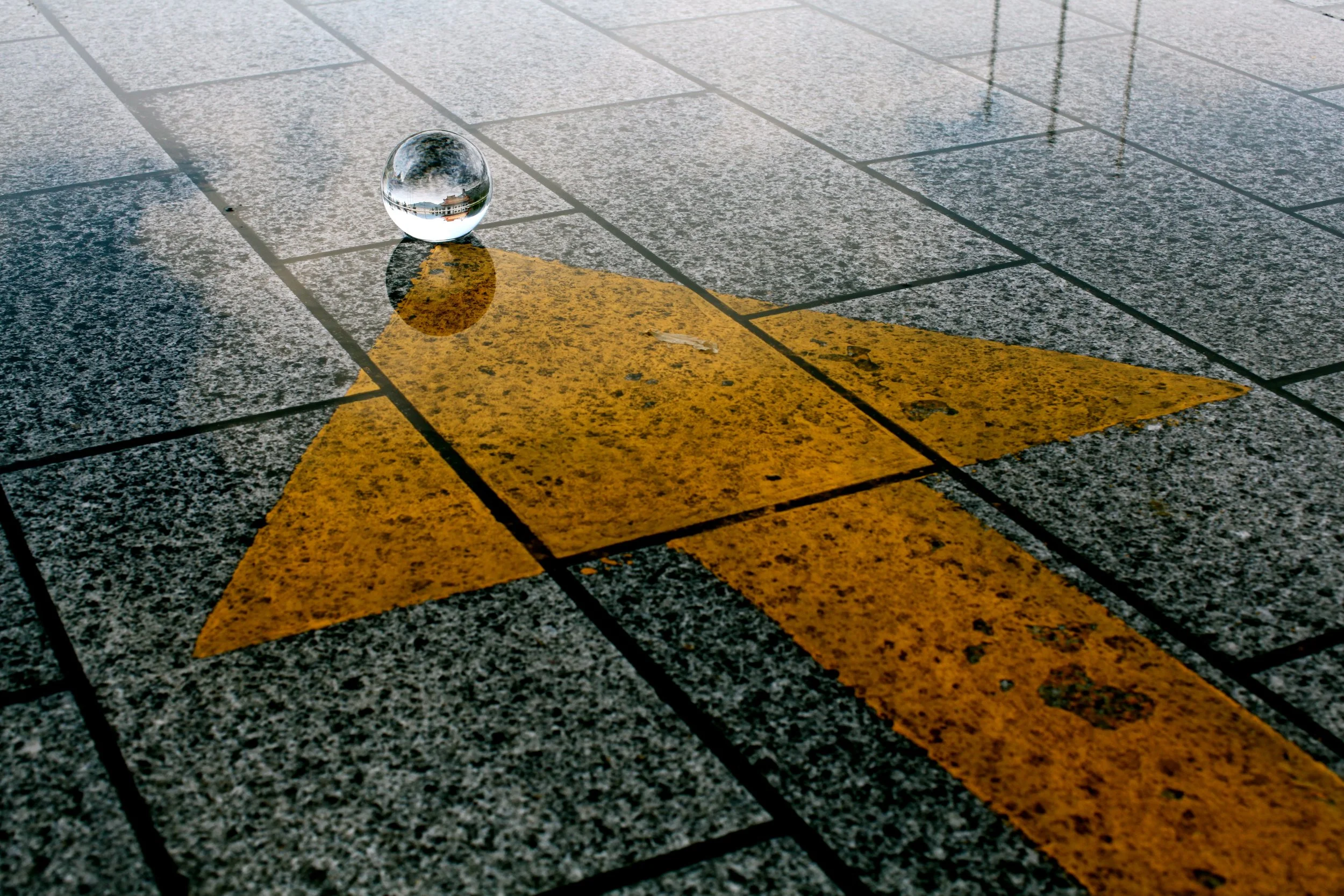 sárga nyíl a járdán