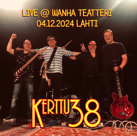 Neljä miestä seisoo lavalla, jokaisella sähkökitara tai basso. Taustalla on musiikkia varten varusteltu tila. Yläosassa teksti: "Live @ Wanha Teatteri 04.12.2024 Lahti." Alaosassa teksti: "Kerttu38".