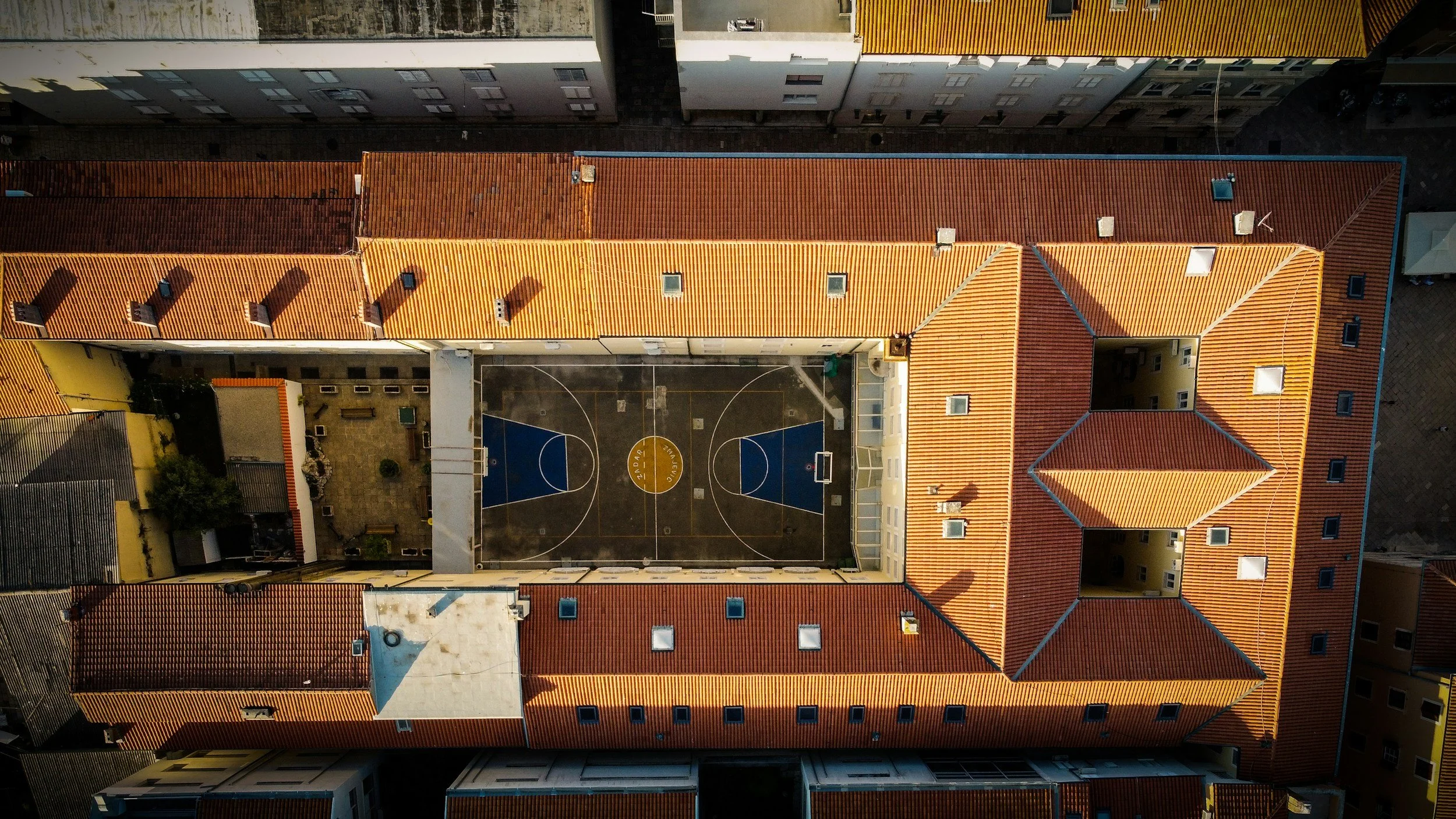 Luftaufnahme Dach mit Drohne von Gebäude