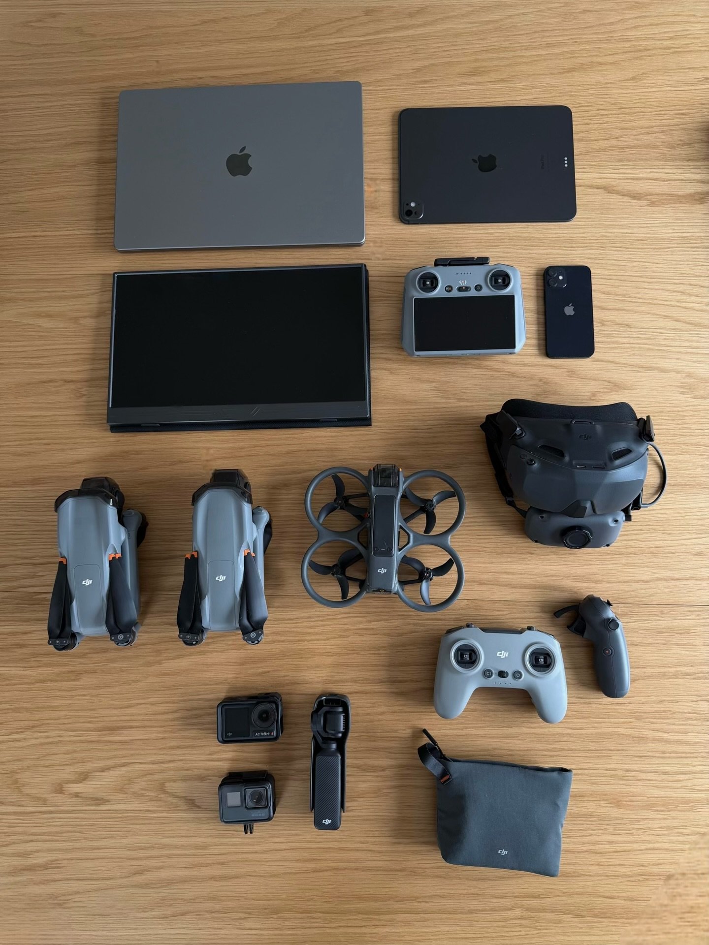 Made to capture. 🦅 Unser Setup f&uuml;r professionelle Drohnen-Shoots &ndash; pr&auml;zise, flexibel und immer einsatzbereit.
Vom ersten Flug bis zum finalen Shot liefern wir Qualit&auml;t aus der Luft.  #dji #dronephotography #celle #celleairshots