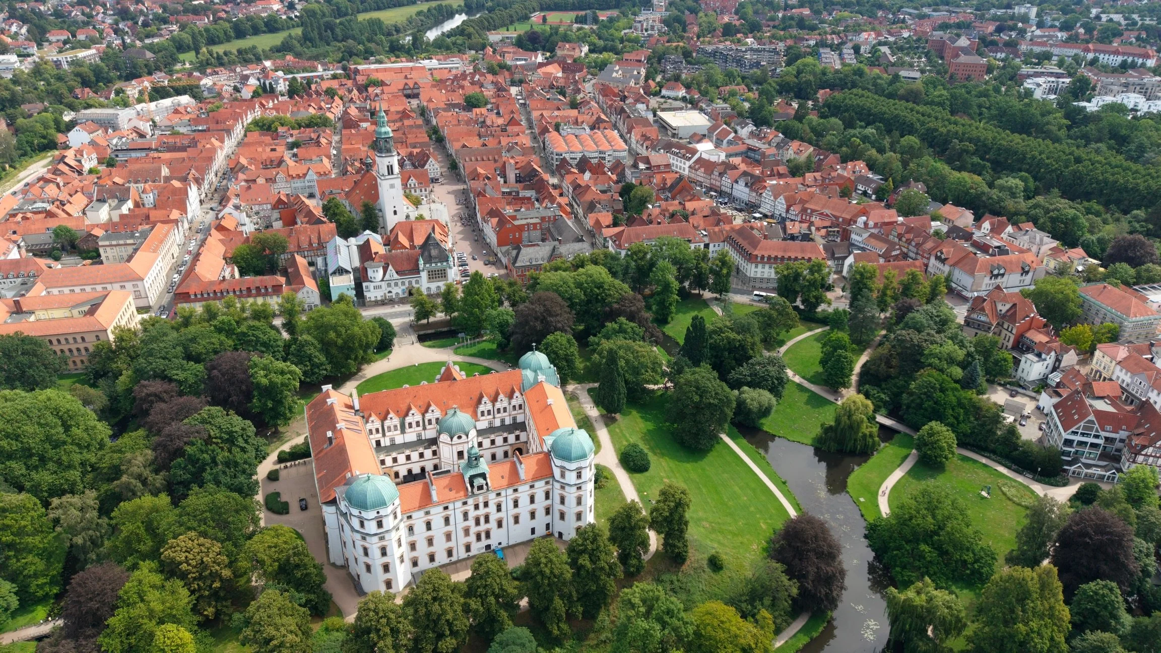 Ach Celle 🧡 Wie sich Stra&szlig;en, D&auml;cher, Fachwerk und die kleinen Ecken zu einem gro&szlig;en Ganzen verbinden.
Was vom Boden aus verborgen bleibt, wird aus der Luft sichtbar.
Ein St&uuml;ck Heimat, das von oben noch einmal ganz anders wirkt