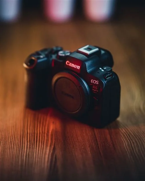 Appareil photo Canon EOS R6 noir sur une table en bois