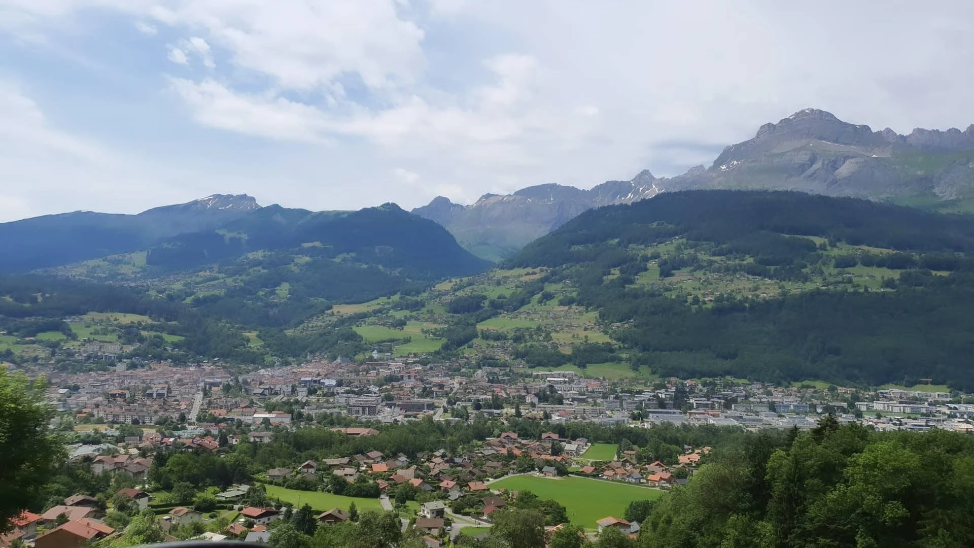 paysage village montagnes
