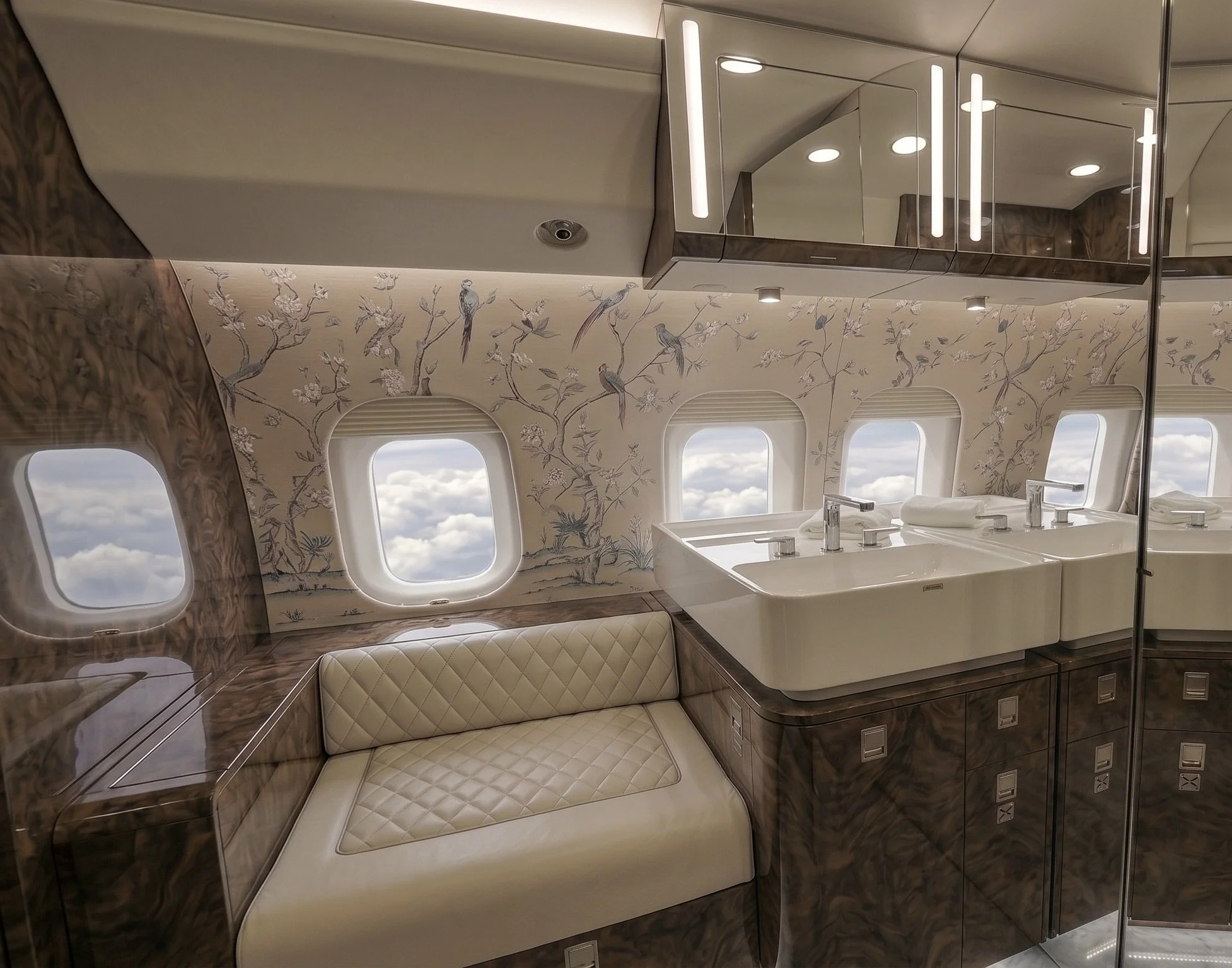 Global 6500 Luxury Vanity