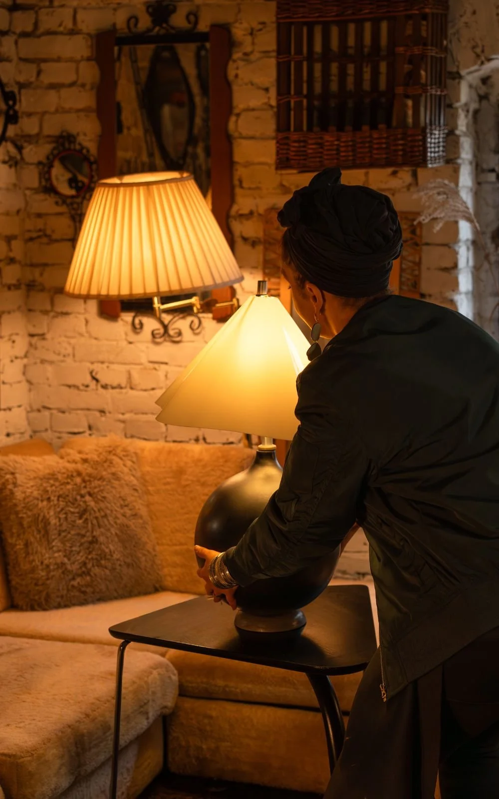 Warme Vintage-Tischlampen in stimmungsvollem Interieur eines kuratierten Vintage Stores