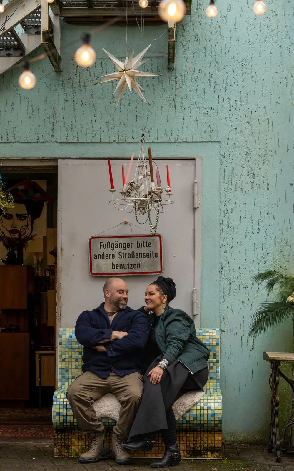 Authentische Szene vor einem Vintage Store mit persönlicher Atmosphäre und Charakter
