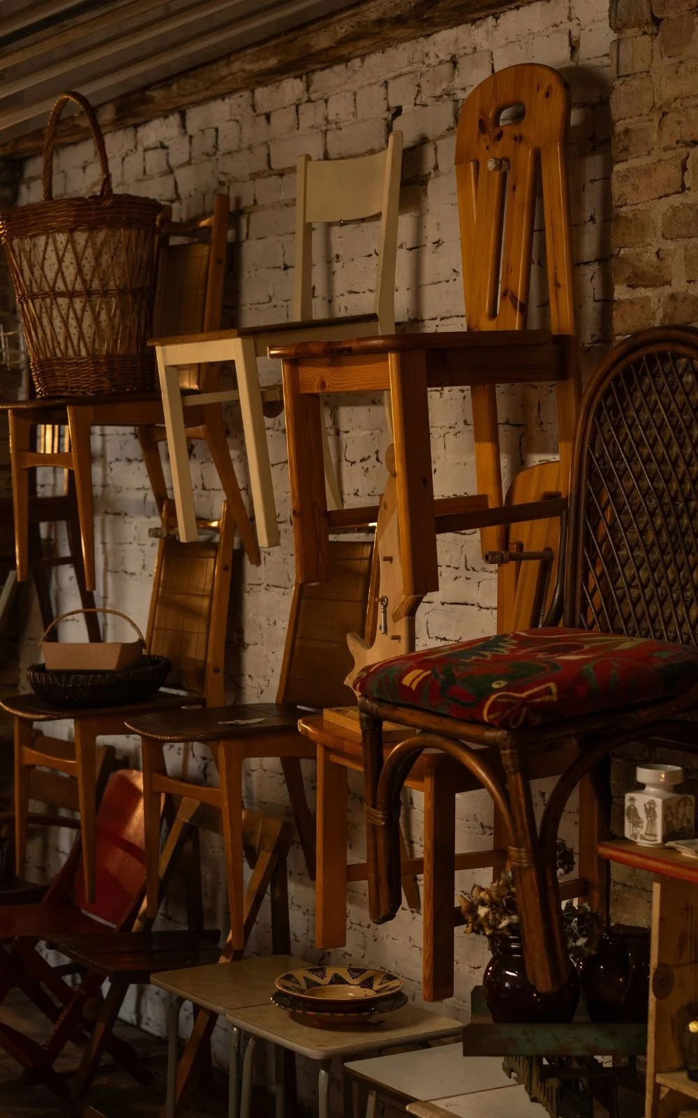 Vintage Holzstühle und Sitzmöbel in warmem Licht im kuratierten Store-Interieur