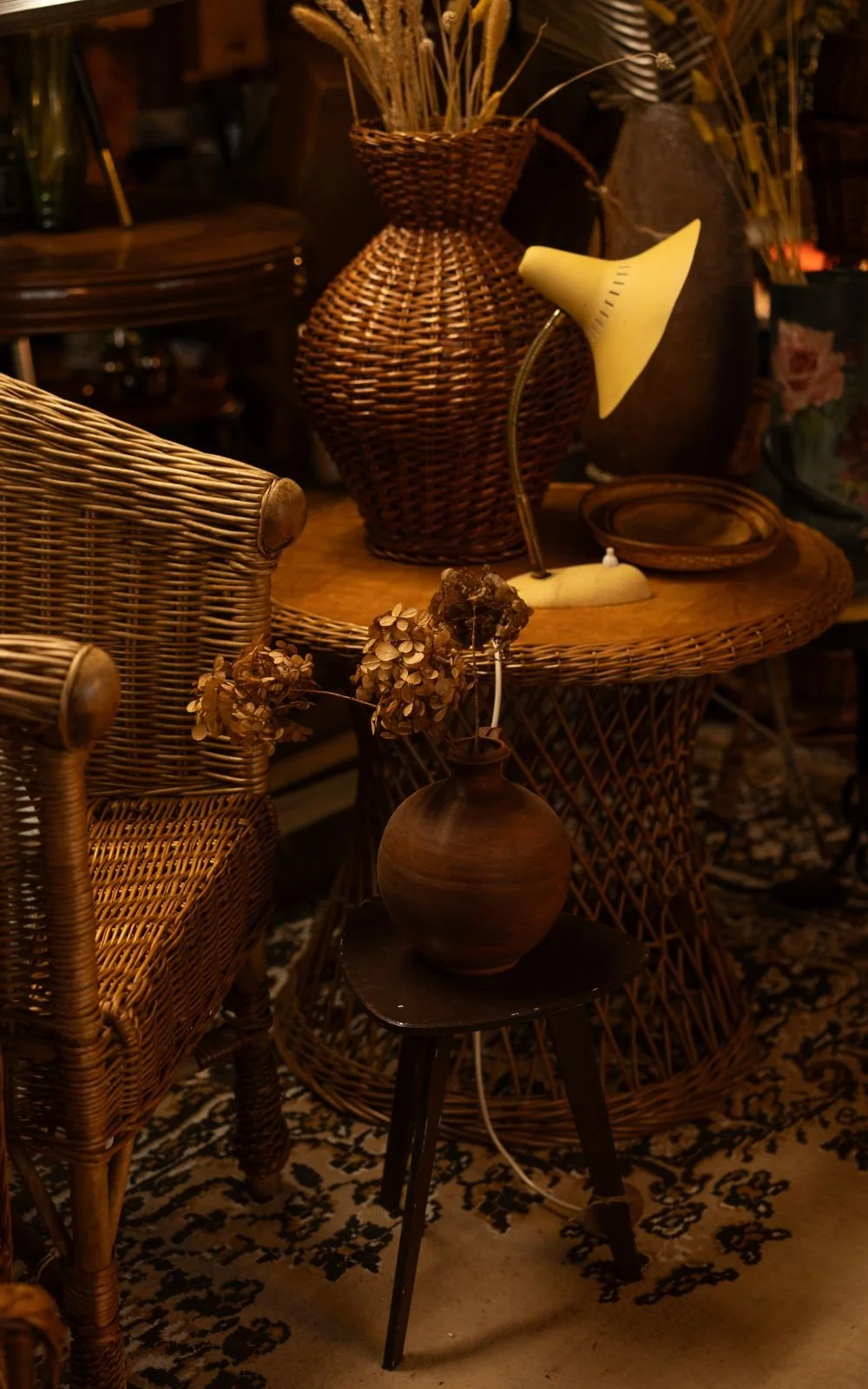 Vintage Korbmöbel und Tischlampe mit warmem Licht im Innenbereich des Stores