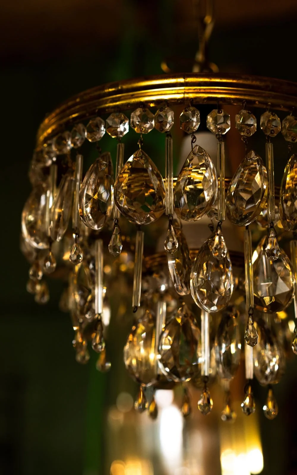 Vintage Kronleuchter mit Glasanhängern in warmem Licht im Store-Interieur