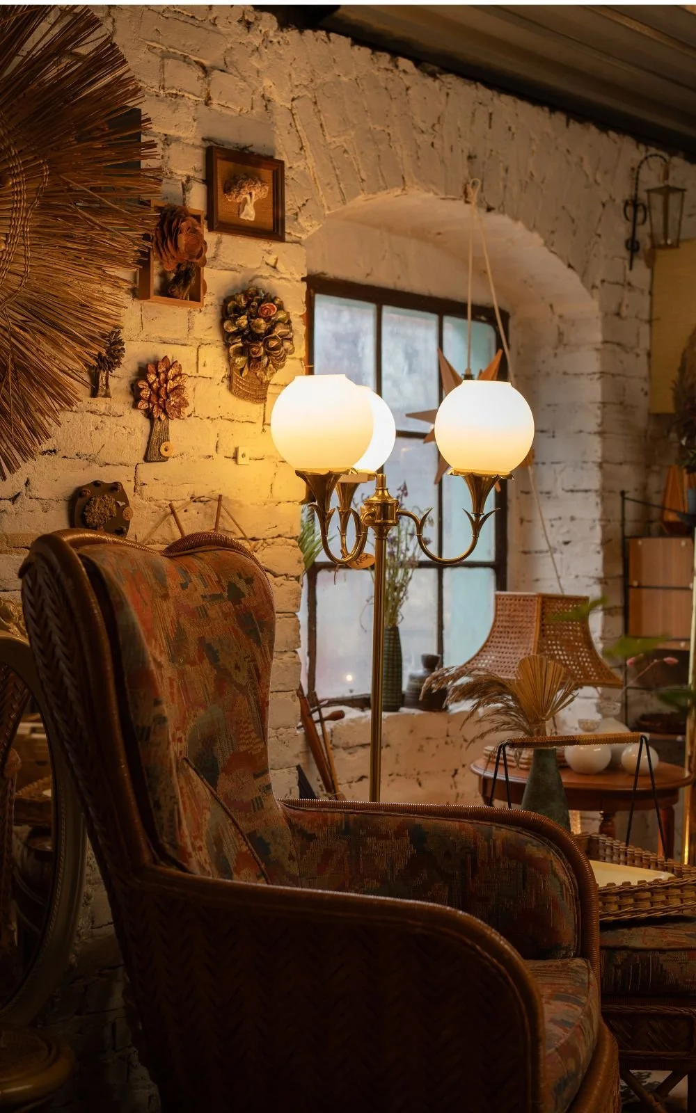 Vintage Sessel mit Stoffbezug und klassische Stehlampe in stimmungsvoller Ladenatmosphäre