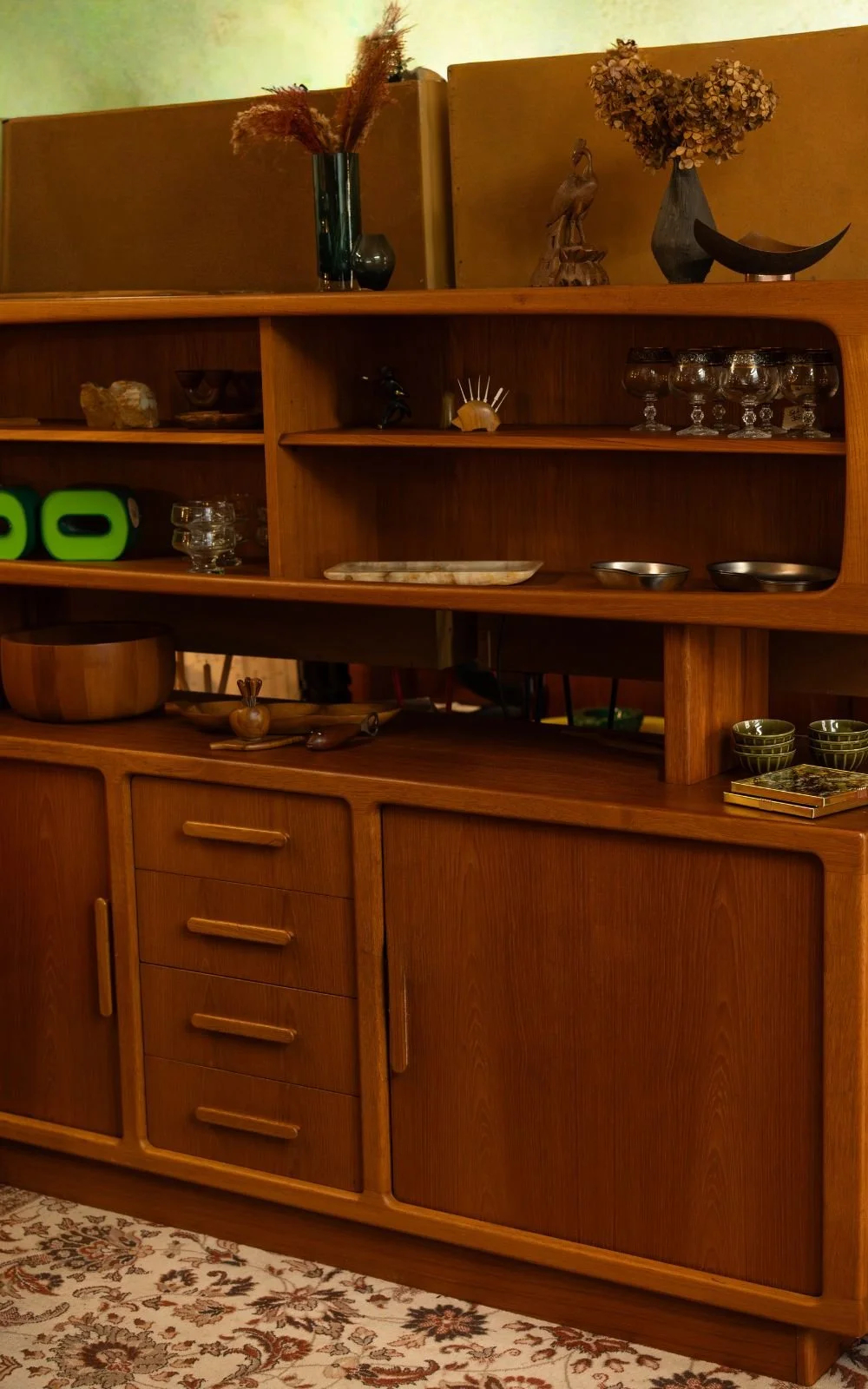 Vintage Sideboard aus Holz mit ausgewählten Wohnaccessoires im Ladeninterieur