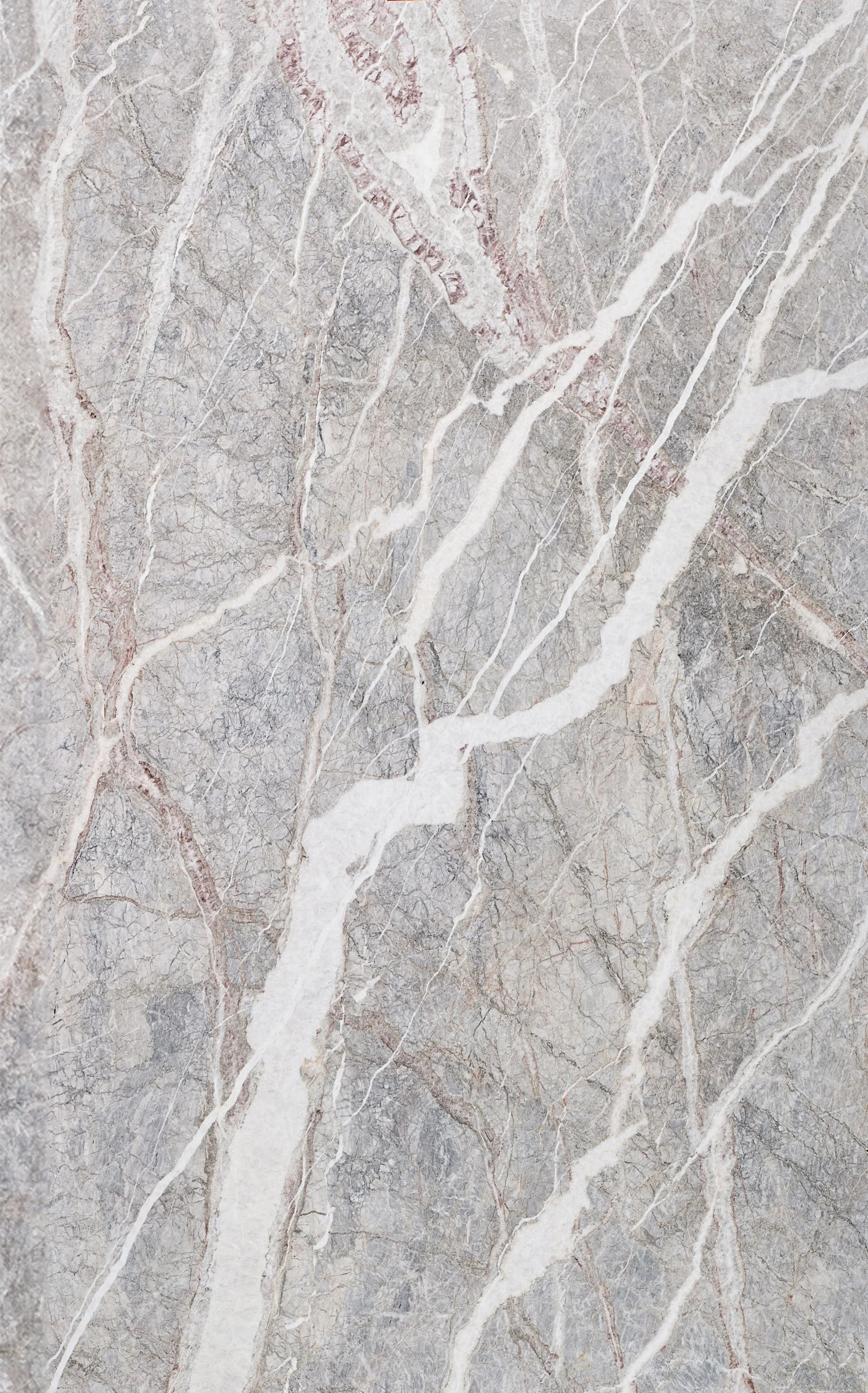 Superficie in marmo con venature bianche, grigie e rossastre