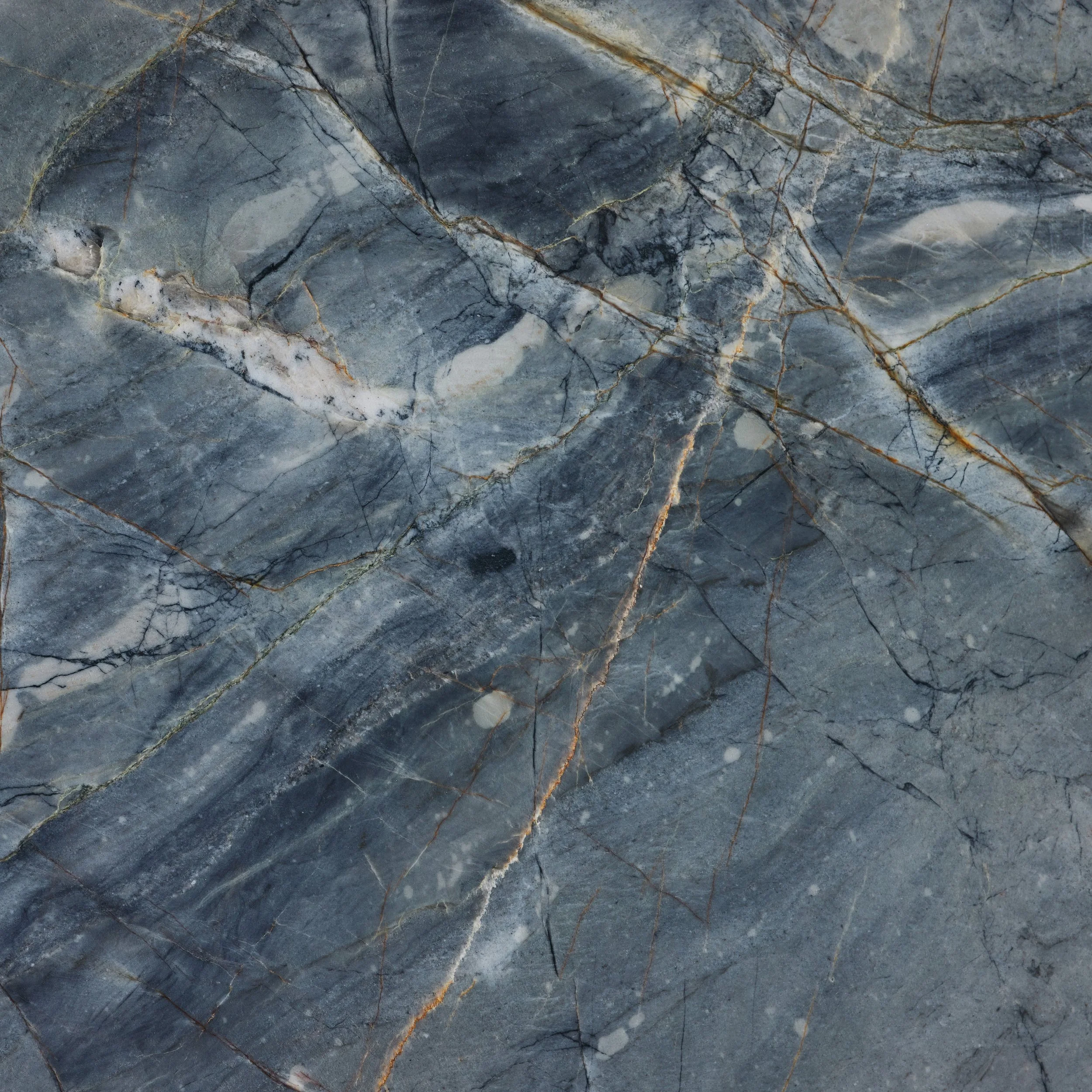 Superficie di marmo grigio con venature nere e dorate