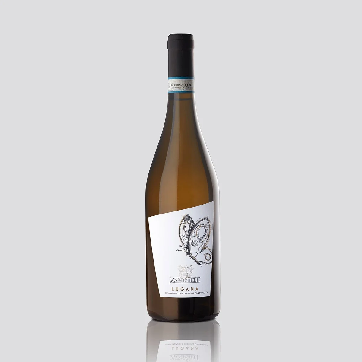 Bottiglia di vino bianco Zamichelle Lugana con etichetta bianca e disegno di una farfalla stilizzata, sfondo grigio chiaro.