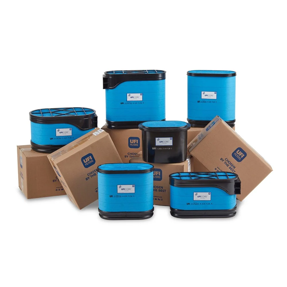 Vari filtri dell'aria in scatola e sacchetti, alcuni impilati, per veicoli, con scatole di imballaggio nella scena.