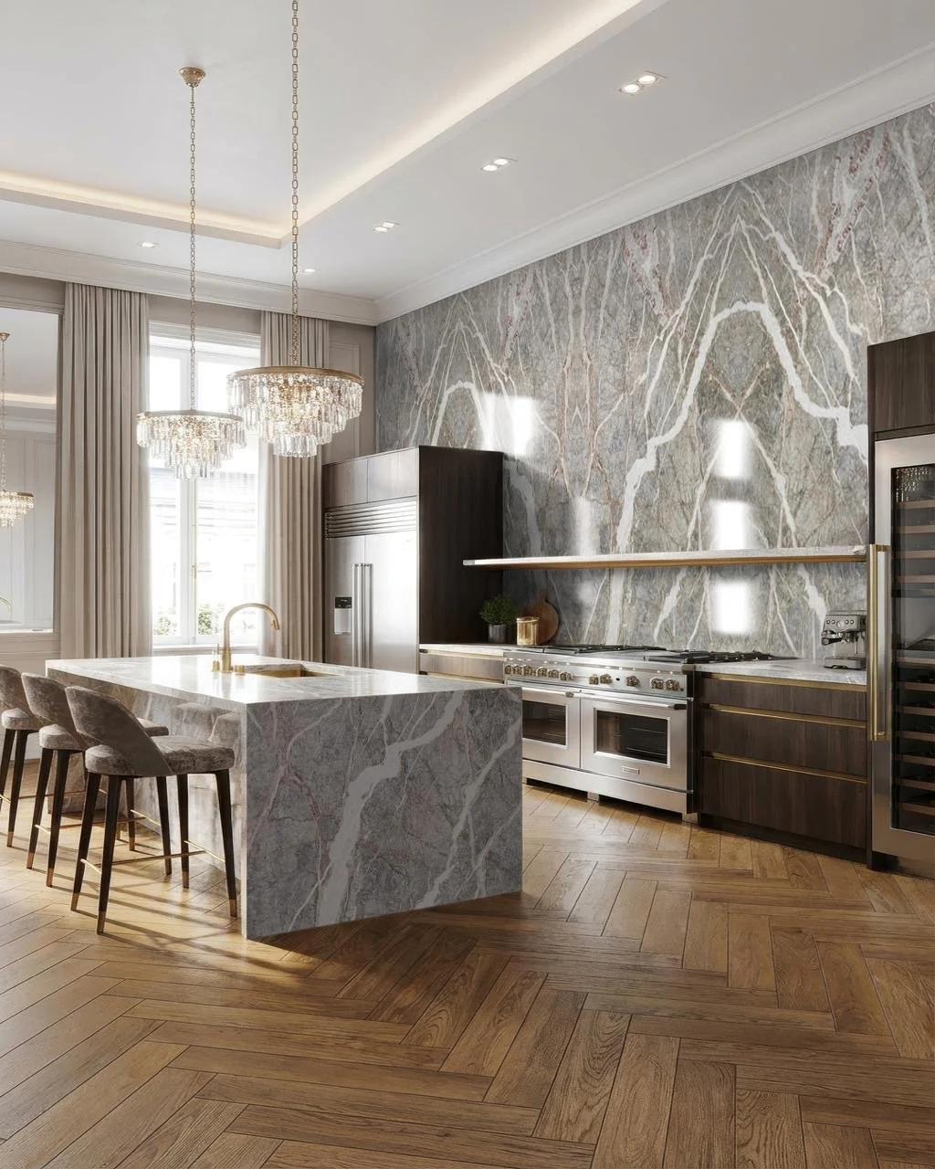 Cucina moderna con parete di marmo, isola centrale in marmo, sedie imbottite lungo l'isola, pavimento in legno a spina di pesce, grandi lampadari di cristallo e grandi finestre con tende chiare.