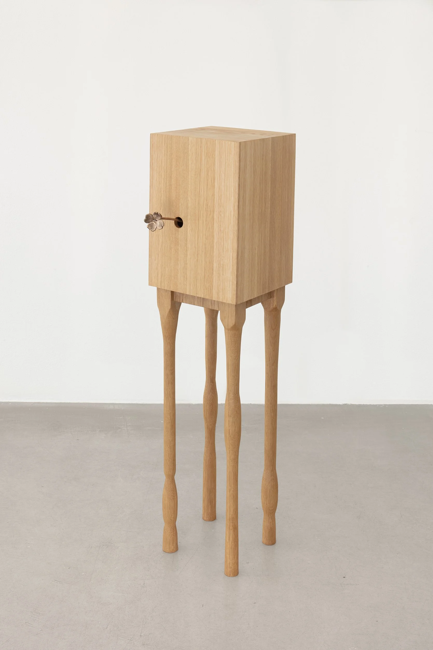 Milja Havas_Luck Doesn’t Live in a Box_2026_oak_cast bronze_111x36,5x27,5cm_Photo Jussi Tianen_GA0647.jpg