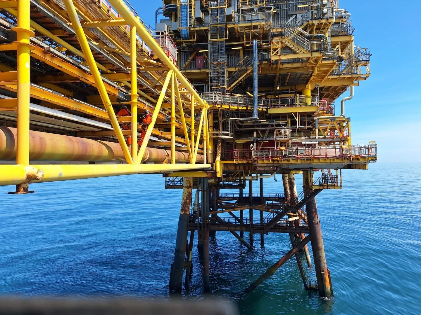 Volledige leidinginspectie op een afgelegen offshore-eiland.
Ons team bracht hier de complete staat van de leidingen in kaart: van mogelijke lekkages tot de conditie van supports en alles wat de integriteit kan be&iuml;nvloeden. Geen ruimte voor aann