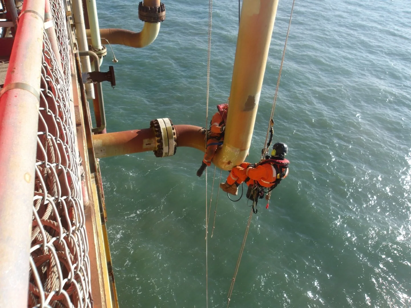 Offshore inspectie, drie man in de touwen.
Voor deze periodieke keuring onderzochten we cruciale gasleidingen met TOFD-onderzoek, uitgevoerd door ISO 9712 gecertificeerd personeel. Met deze techniek spoor je scheuren en lasdefecten extreem nauwkeurig