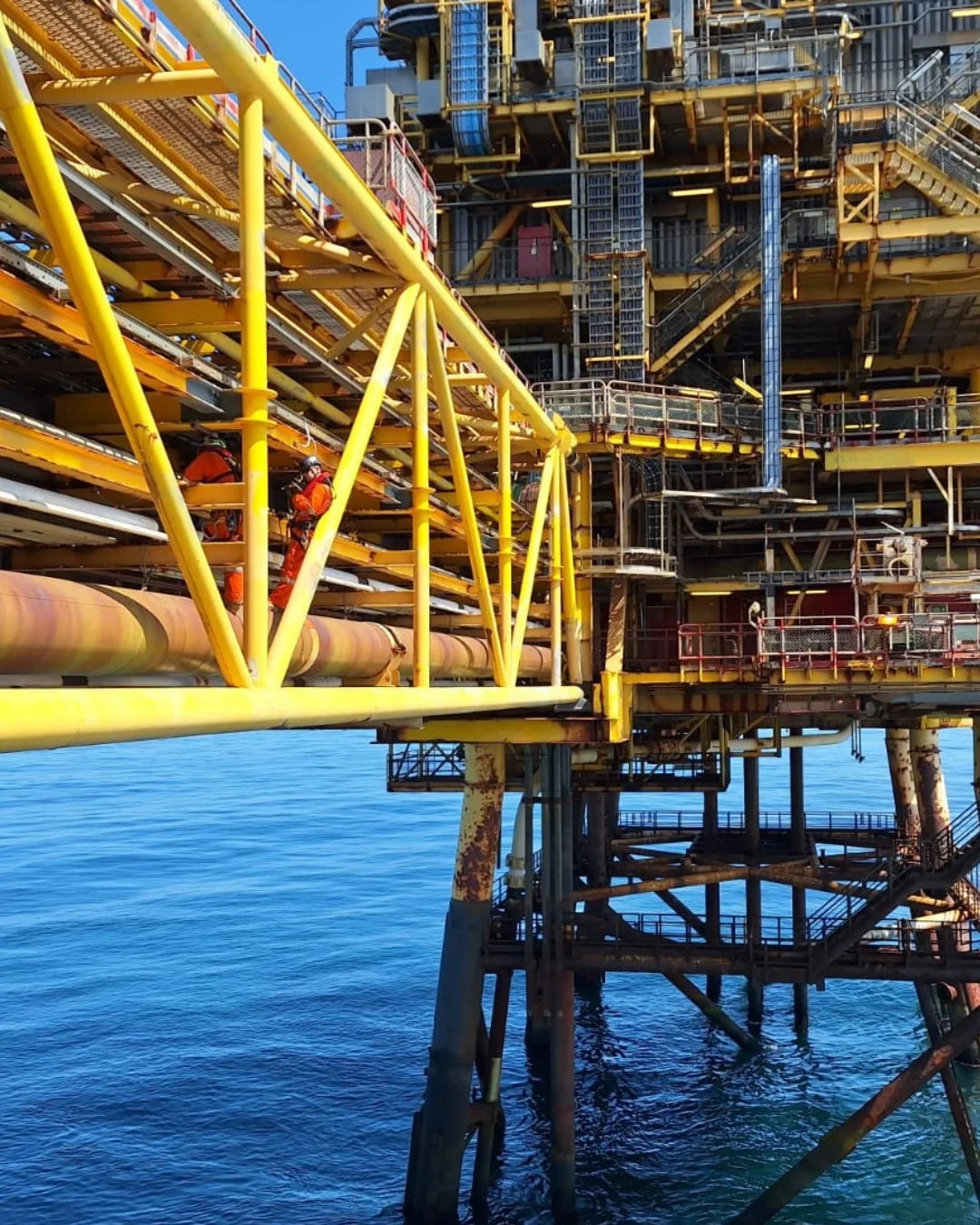 Volledige lijninspectie op een offshore eiland, uitgevoerd via Rope Access.
Op deze locatie brachten we de volledige leidingstructuur in kaart. We controleerden op lekkages, beschadigingen, corrosie en de staat van alle supports die de leiding dragen