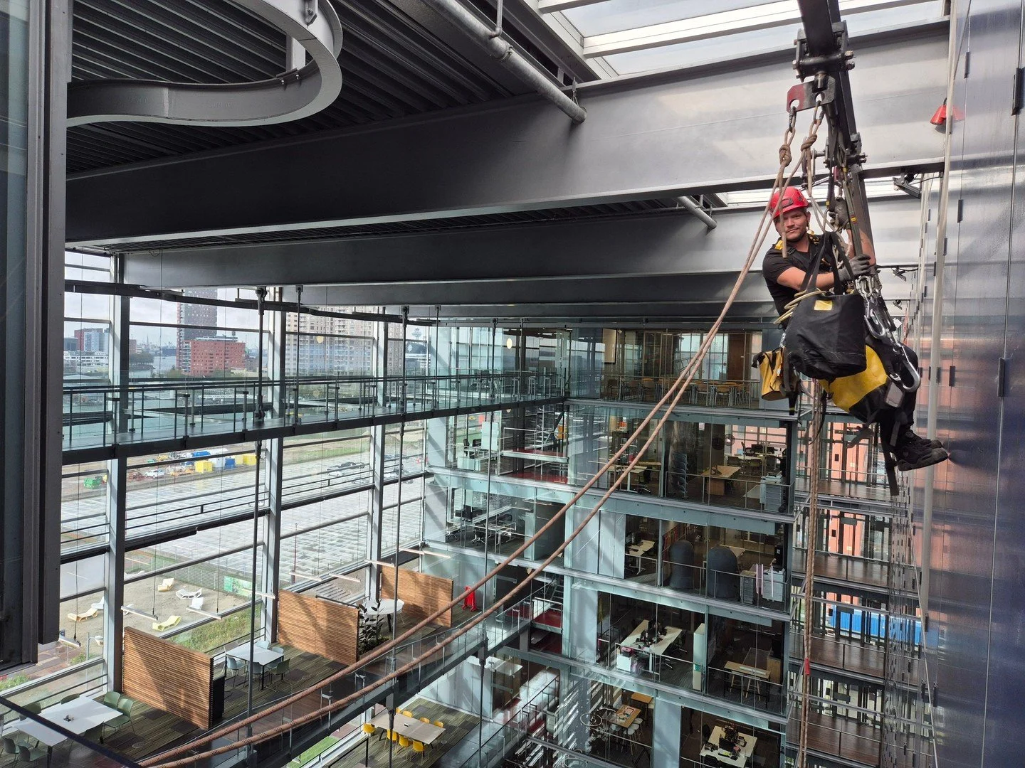 In de centrale hal van deze hogeschool is alle verlichting vervangen voor LED

Niet zo&rsquo;n groot probleem&hellip; totdat je ziet waar dit hangt.

Midden in een hoge atriumhal, op een plek waar een steiger of hoogwerker simpelweg niet kan komen.

