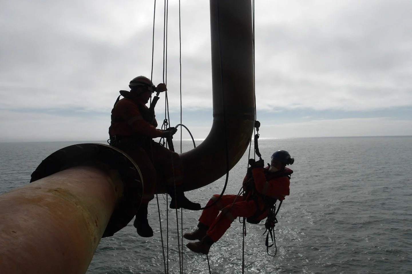 Op zee werkt alles anders.

De omstandigheden zijn continu in beweging. Wind, water en hoogte maken elke handeling kritischer. Juist daarom draait dit werk niet alleen om techniek, maar om vertrouwen. In je materiaal, in je werkwijze en vooral in elk