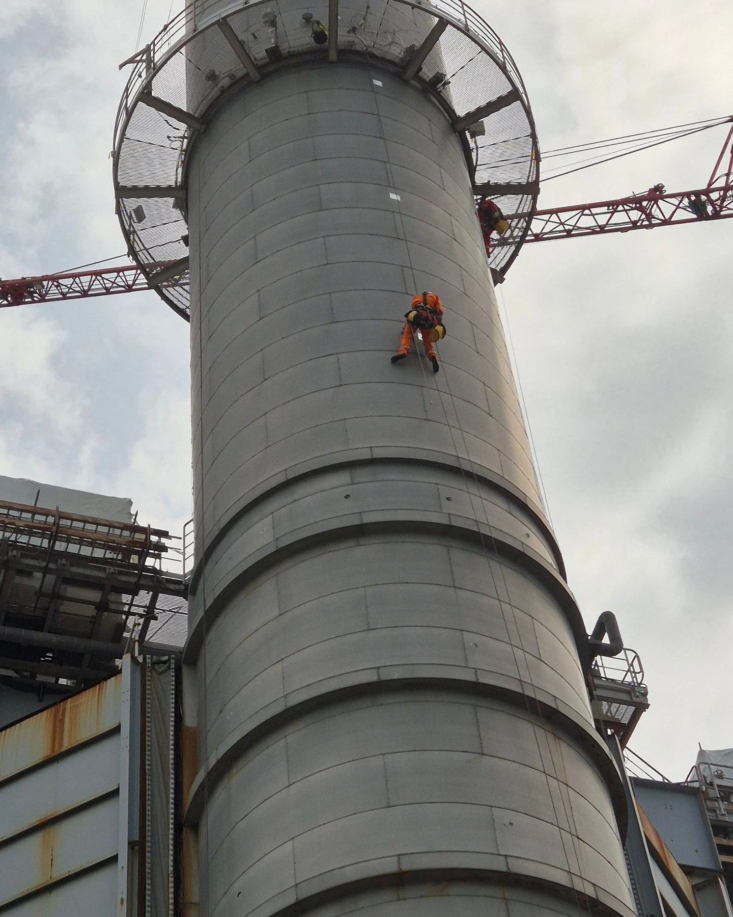 70 meter hoogte vraagt om een andere aanpak. Waar de meeste mensen een stap terug doen, gaan wij juist aan het werk.

Op deze turbine hebben we via Rope Acces inspecties uitgevoerd. Door gericht openingen te maken in de isolatie, konden we met ultras