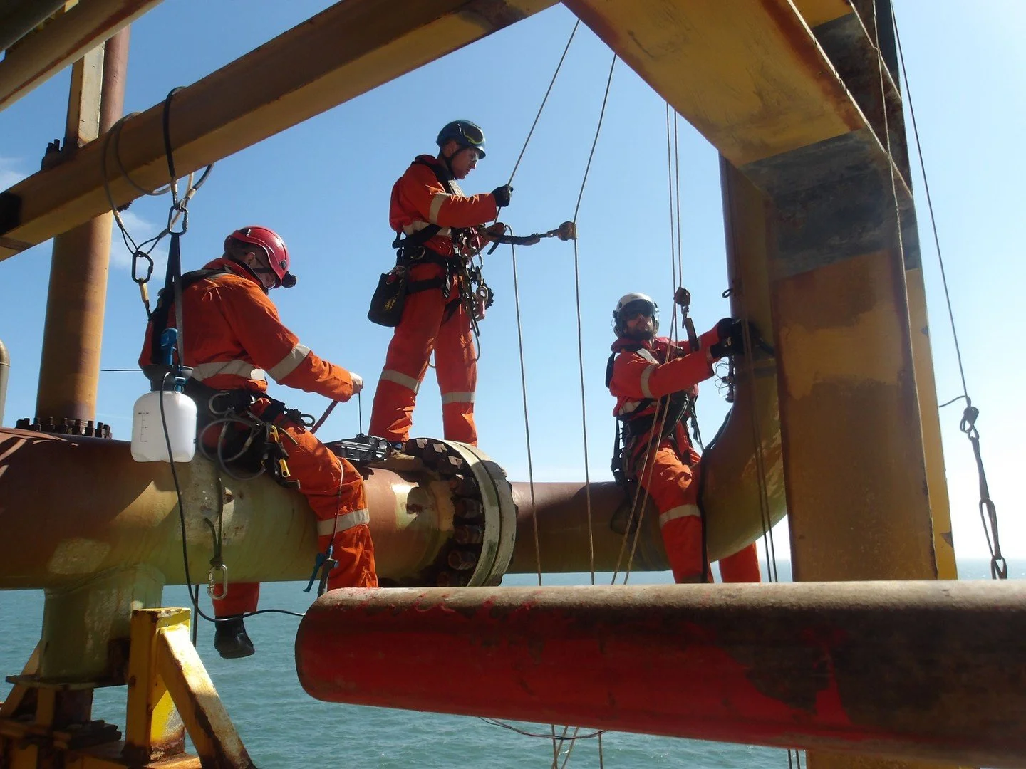Voor deze inspectie werkten we midden op zee, op een offshore constructie waar bereikbaarheid niet alleen een uitdaging is, maar de realiteit van elke handeling bepaalt. Geen vaste grond, geen traditionele middelen alleen water en de omstandigheden w