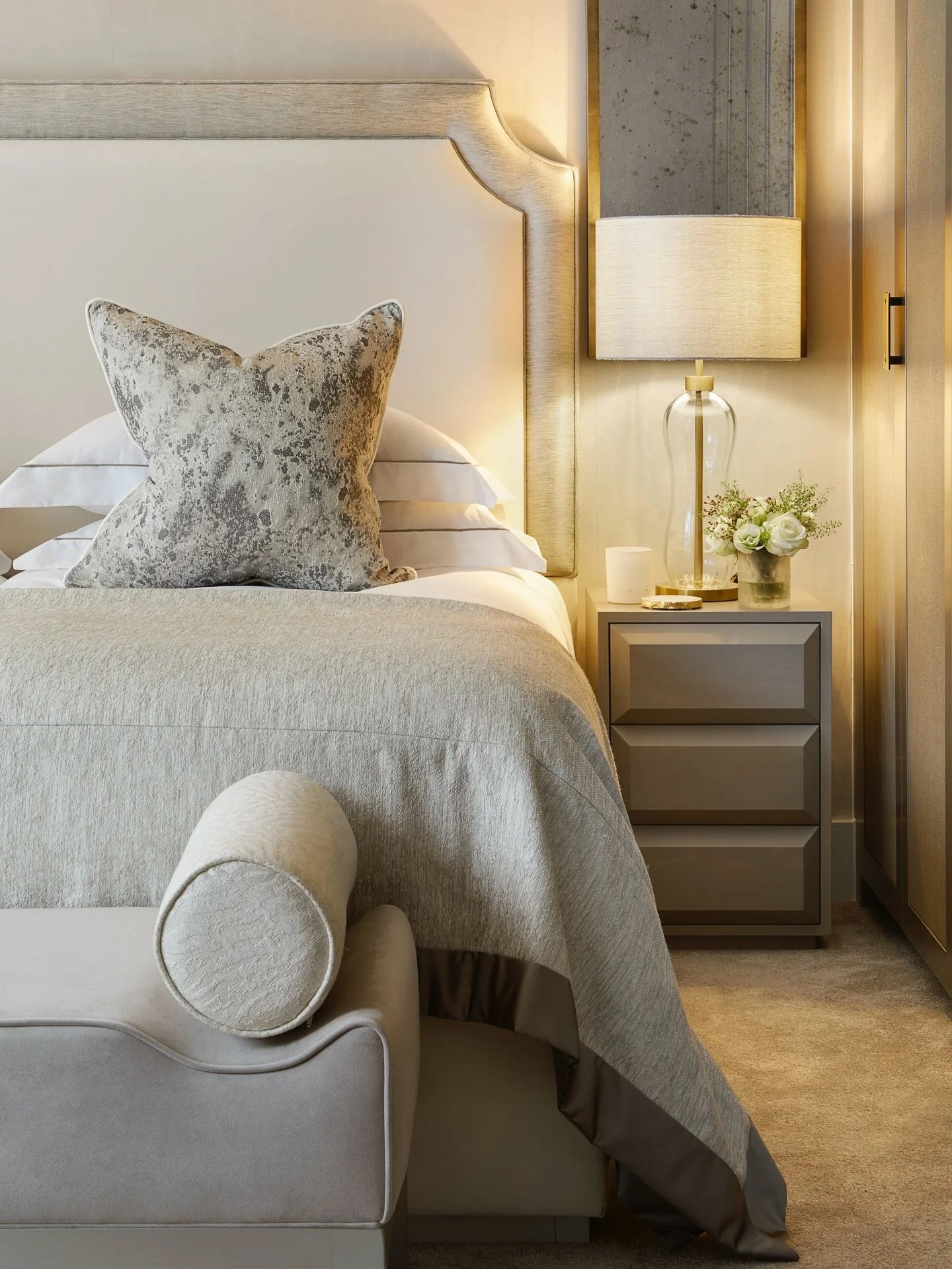 Bedside Lighting: what we consider💡🛏️

When planning a bedroom, bedside lighting is more than just a styling choice. Table lamps, pendant lights, and wall lights all provide ambient lighting, while dedicated reading lights add an essential practica