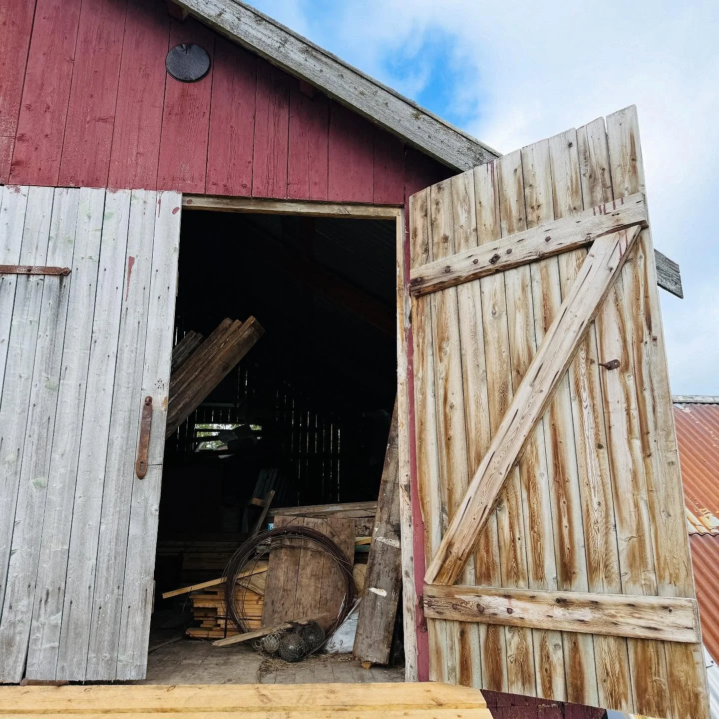 RYDDEMANI, SA DU? 😅
Man e knapt ferdig med ett prosjekt, f&oslash;r det &aring;pne det s&aelig; enda flere muligheter for &aring; rydde 😵&zwj;💫🧹 Men men &ndash; bare &aring; brette opp ermene og la l&aring;vest&oslash;vet fyke! 🏚️💪🏼😉

#rydder