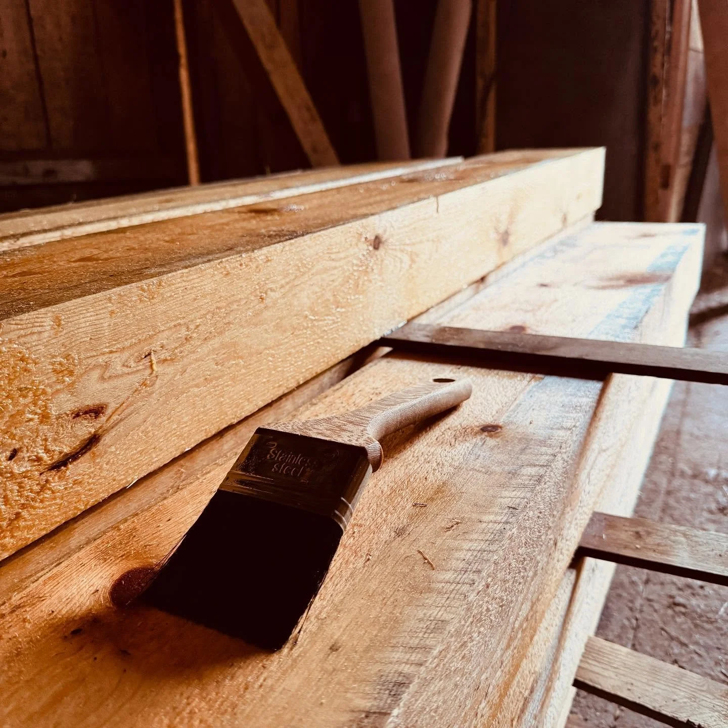 L&Aring;VEBRU DEL 2:
Da er t&oslash;mmeret til l&aring;vebrua klar for montering 🪵😁👏🏻 &Aring; p&aring;f&oslash;re linolje p&aring; de 25 t&oslash;mmerstokkene som skal brukes til dekke va et helt prosjekt i s&aelig; sj&oslash;l &ndash; malekosten