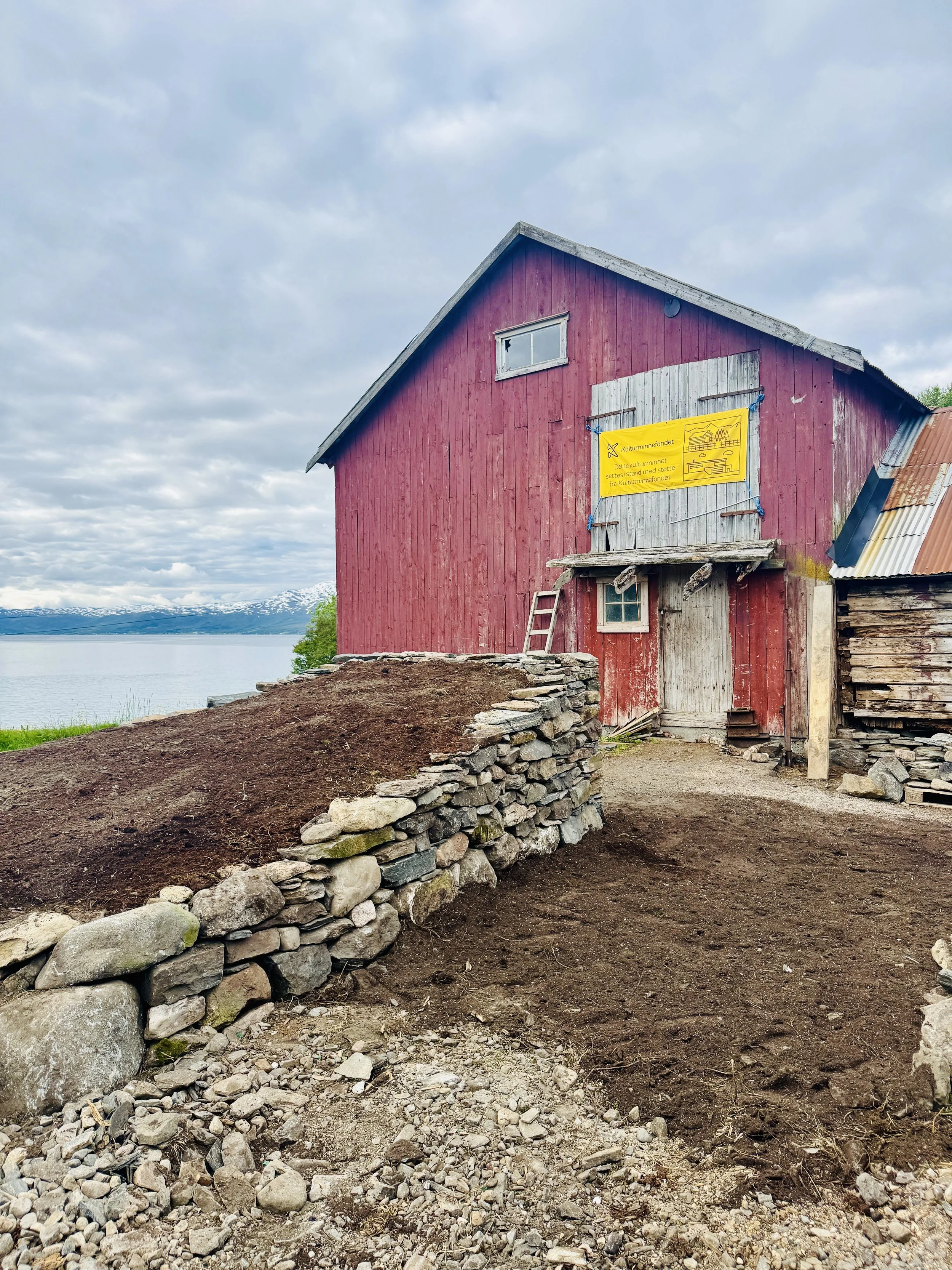Juni 2025: Ny rampe i naturstein til låvebrua