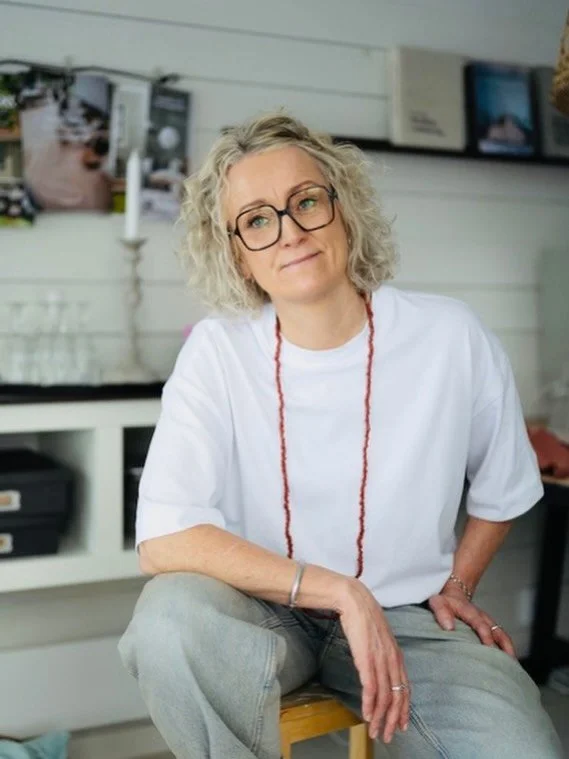 Hej, jag &auml;r Anna-Karin

Jag har alltid brytt mig om hur rum k&auml;nns &ndash; inte bara hur de ser ut.

Efter 19 &aring;r som restaurang&auml;gare vet jag hur starkt en milj&ouml; p&aring;verkar oss. Hur r&auml;tt k&auml;nsla kan skapa lugn, tr