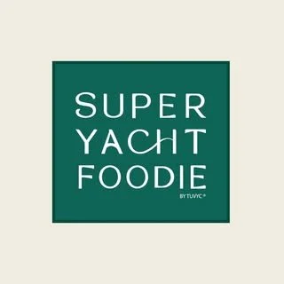 Logo avec le texte 'SUPER YACHT FOODIE' dans un carré vert.