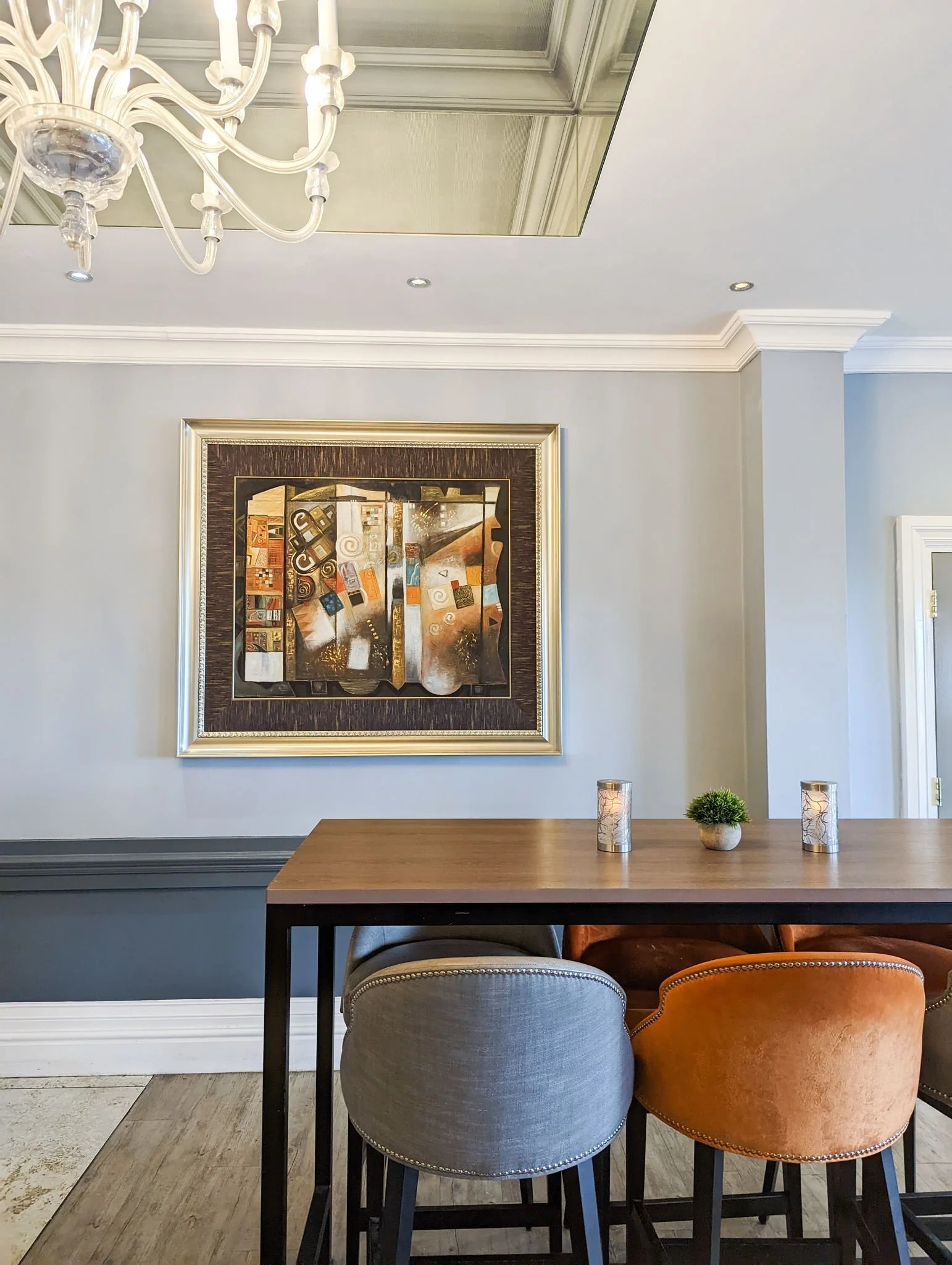 Whether it's for pre-dinner drinks or a lounge menu bite to eat, our Coast Bar is open to all! Non-residents and residents are welcome to join us 7 days a week. Booking is not essential but preferred 🥪☕ 🍷