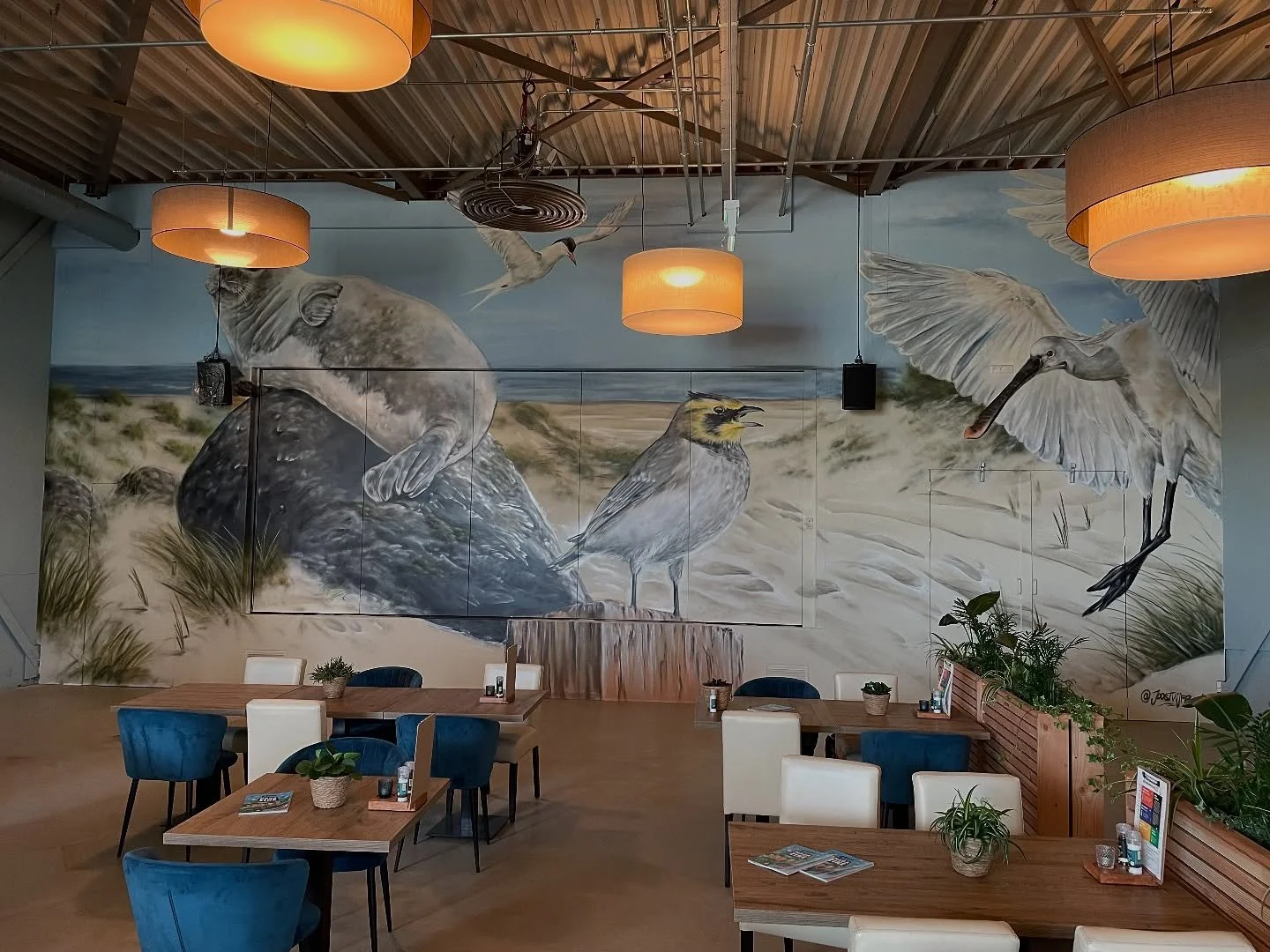 Vervolg van de serie vergeten te posten muren :) 

Na Alkmaar nu iets totaal anders: een binnenmuurschildering die ik mocht maken voor het gloednieuwe natuurbelevingscentrum van Pixlife in Zeeland. 🌿🦉

Een prachtige plek waar natuur, beleving en ed