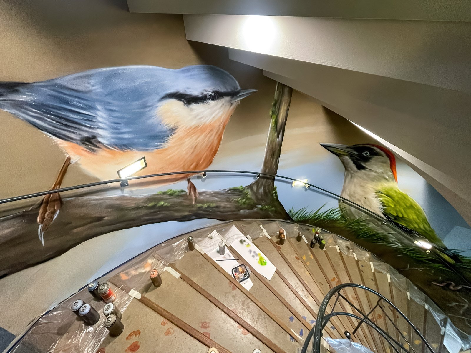 Muurschildering trappenhuis - boomklever en groene specht