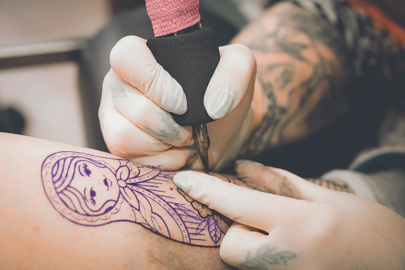 Détail d’un tatouage en cours de réalisation à Gannat
