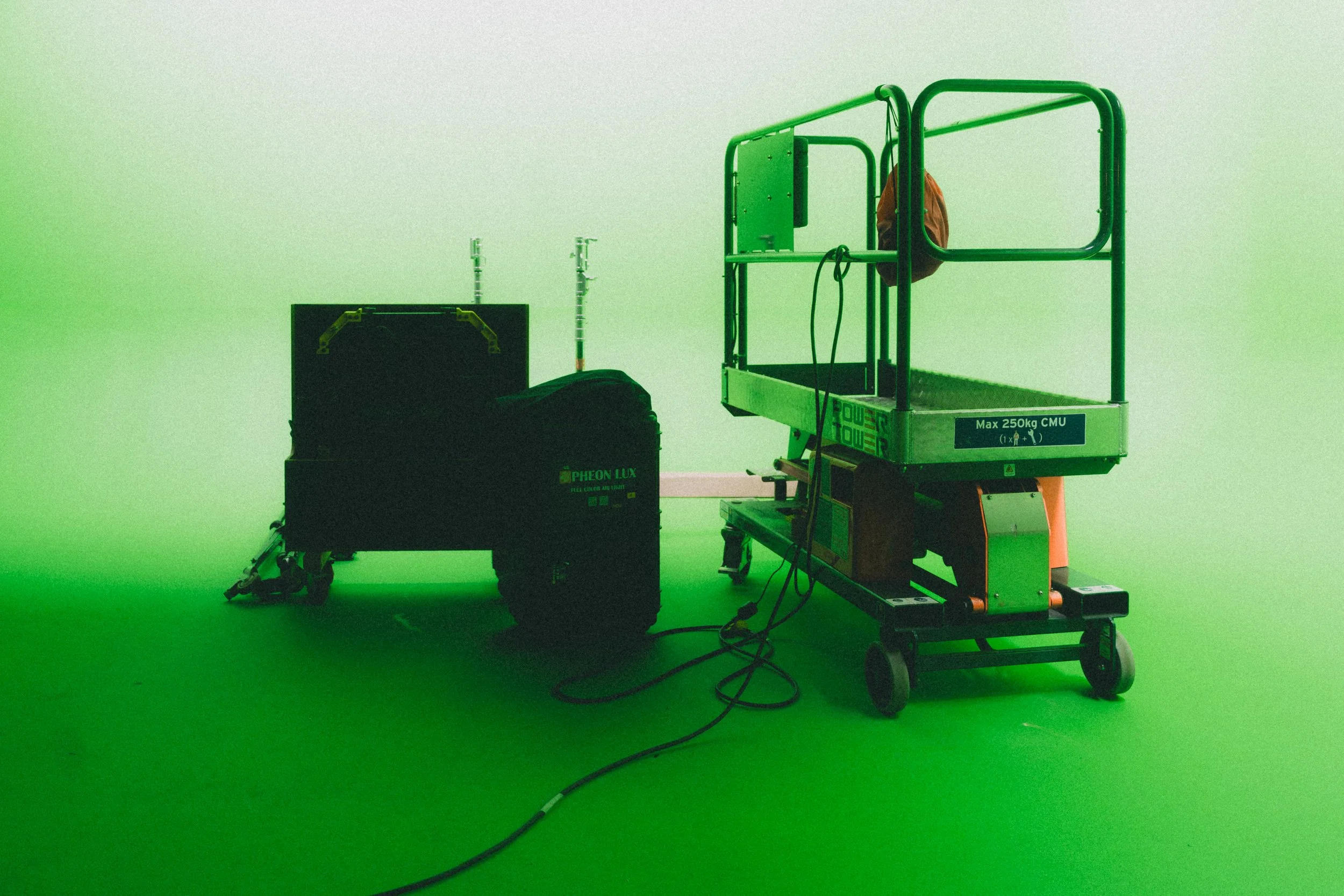 Installation d’un fond vert pour un tournage vidéo publicitaire à Lyon.