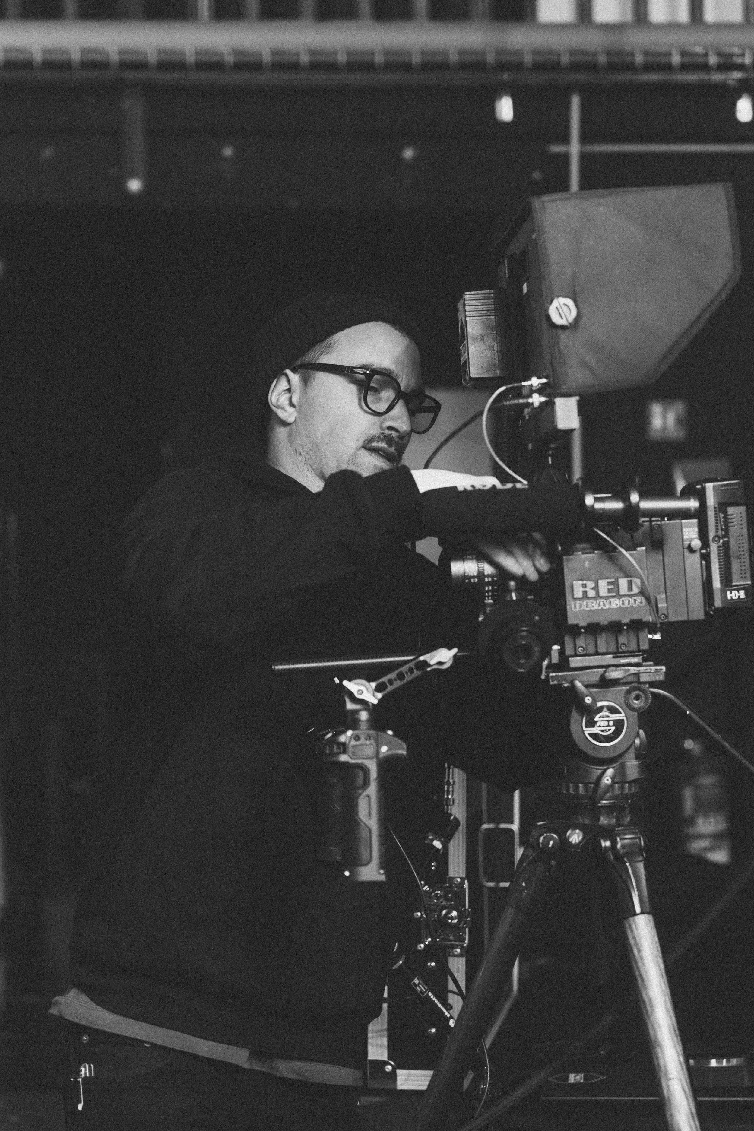 Opérateur caméra sur un plateau de tournage vidéo publicitaire à Lyon.