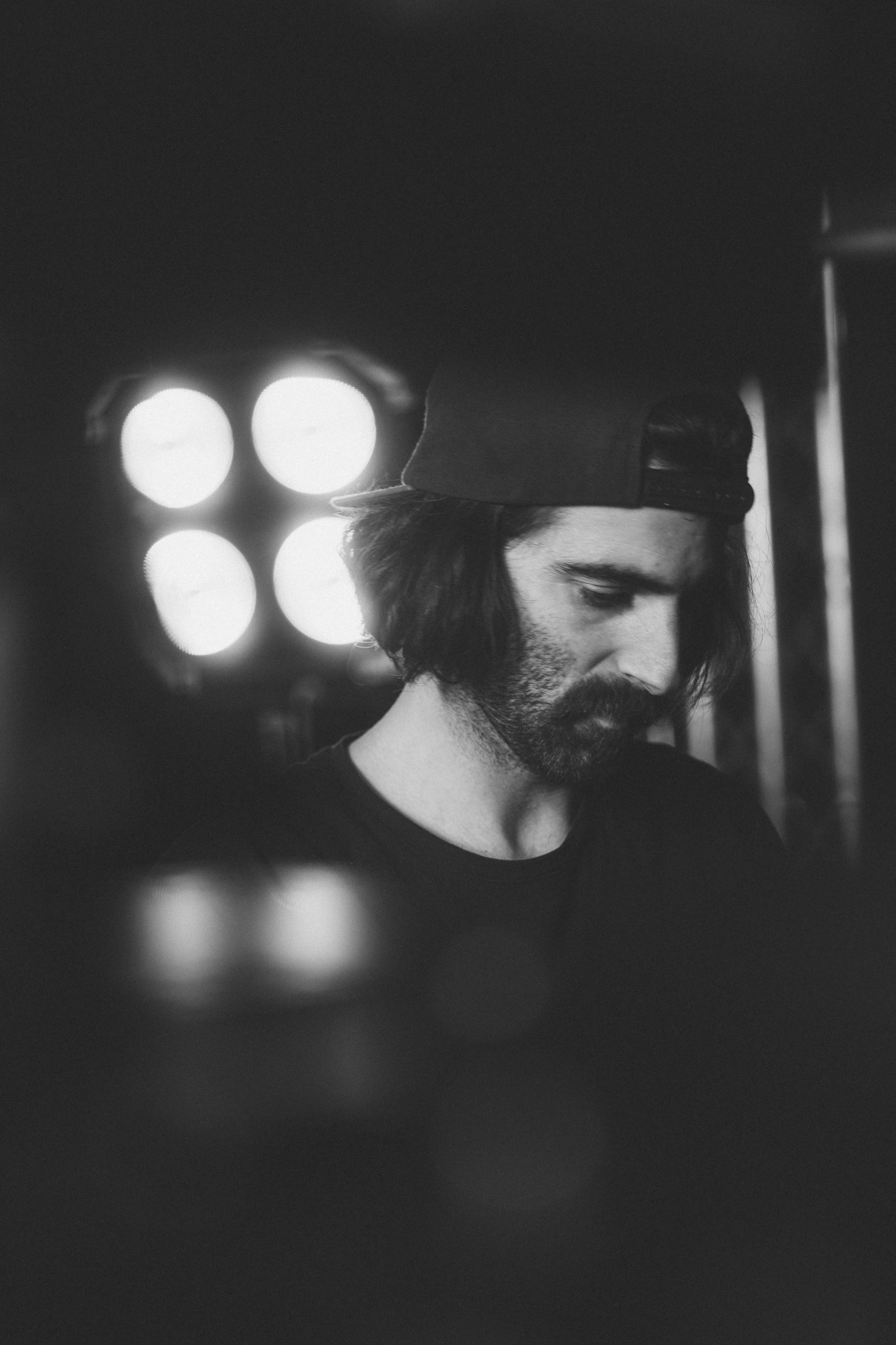 Portrait d’un technicien sur un plateau de tournage vidéo publicitaire à Lyon.