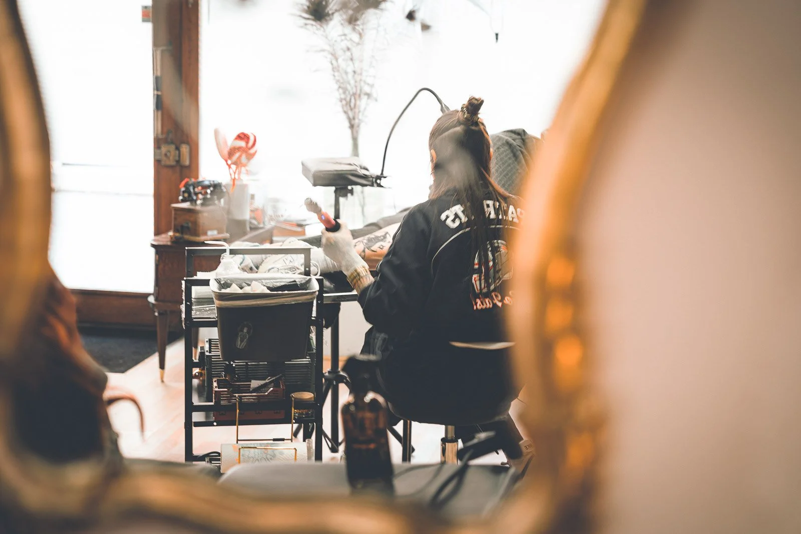 Détails artistiques et décoration d’un salon de tatouage à Gannat
