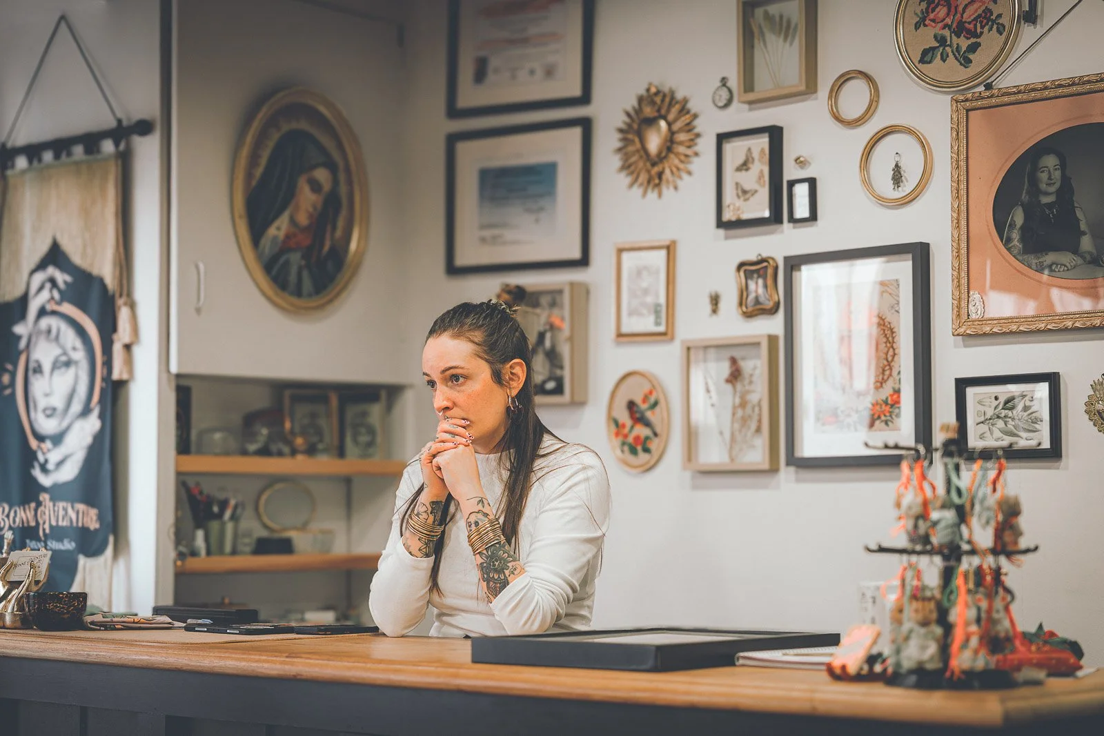 Portrait de tatoueuse dans son salon de tatouage à Gannat
