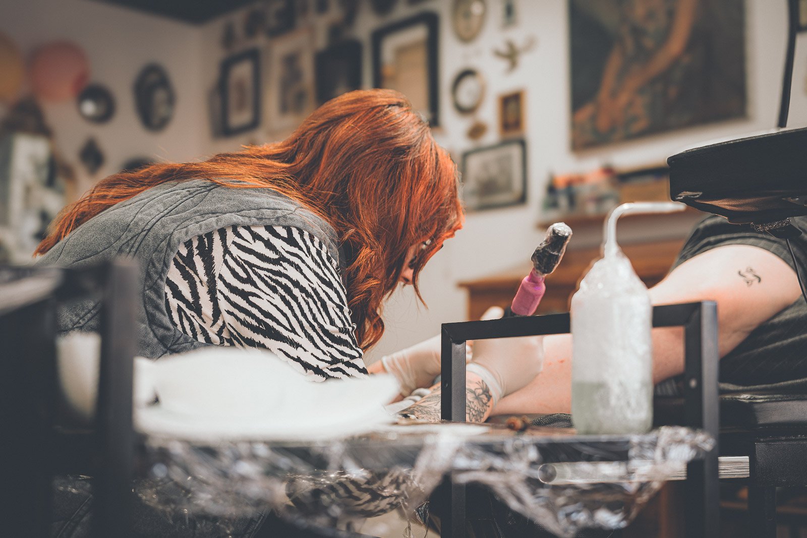 Encrage d’un tatouage en noir réalisé à Gannat
