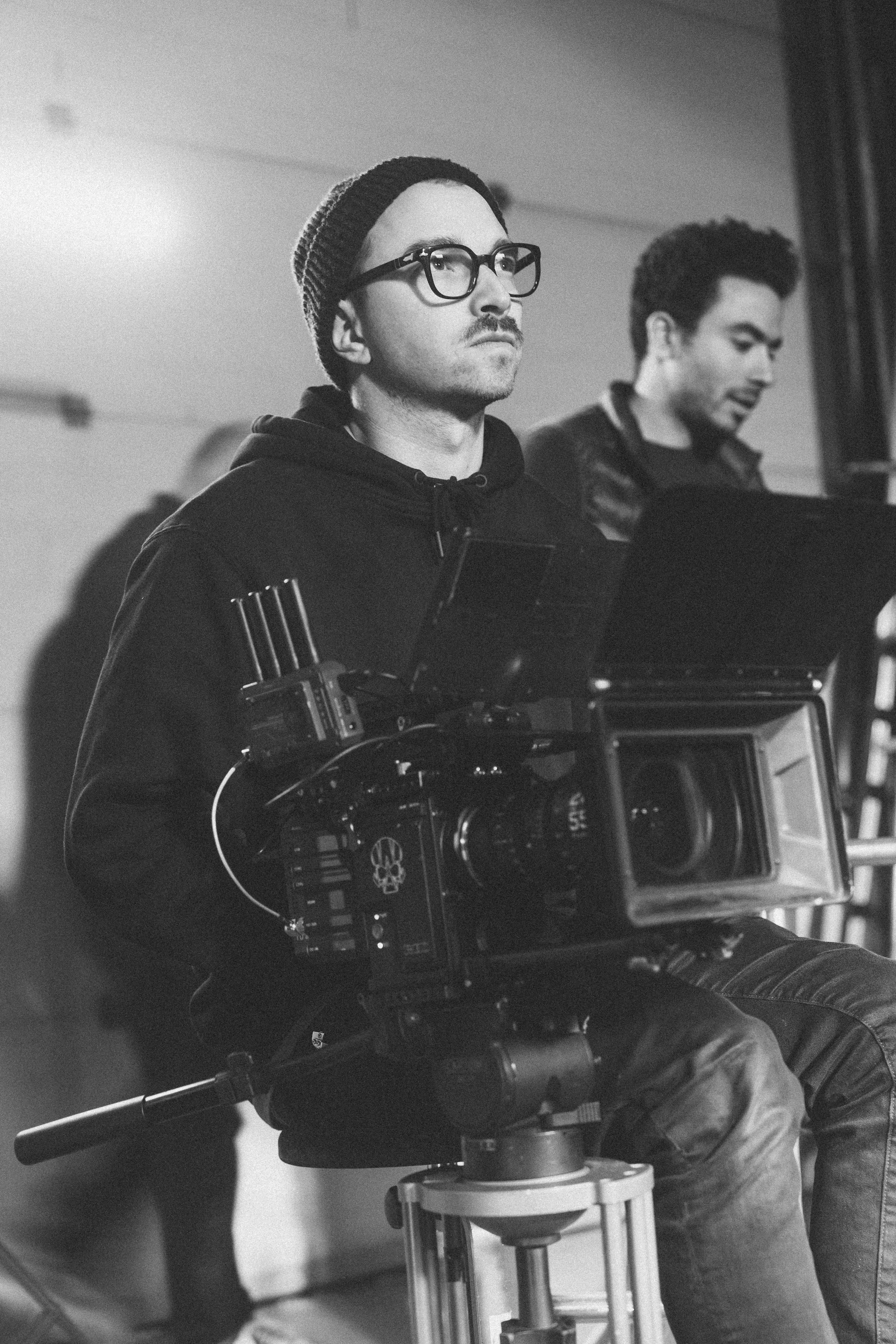 Cadreur en action lors d’un tournage vidéo publicitaire MotoGP à Lyon.