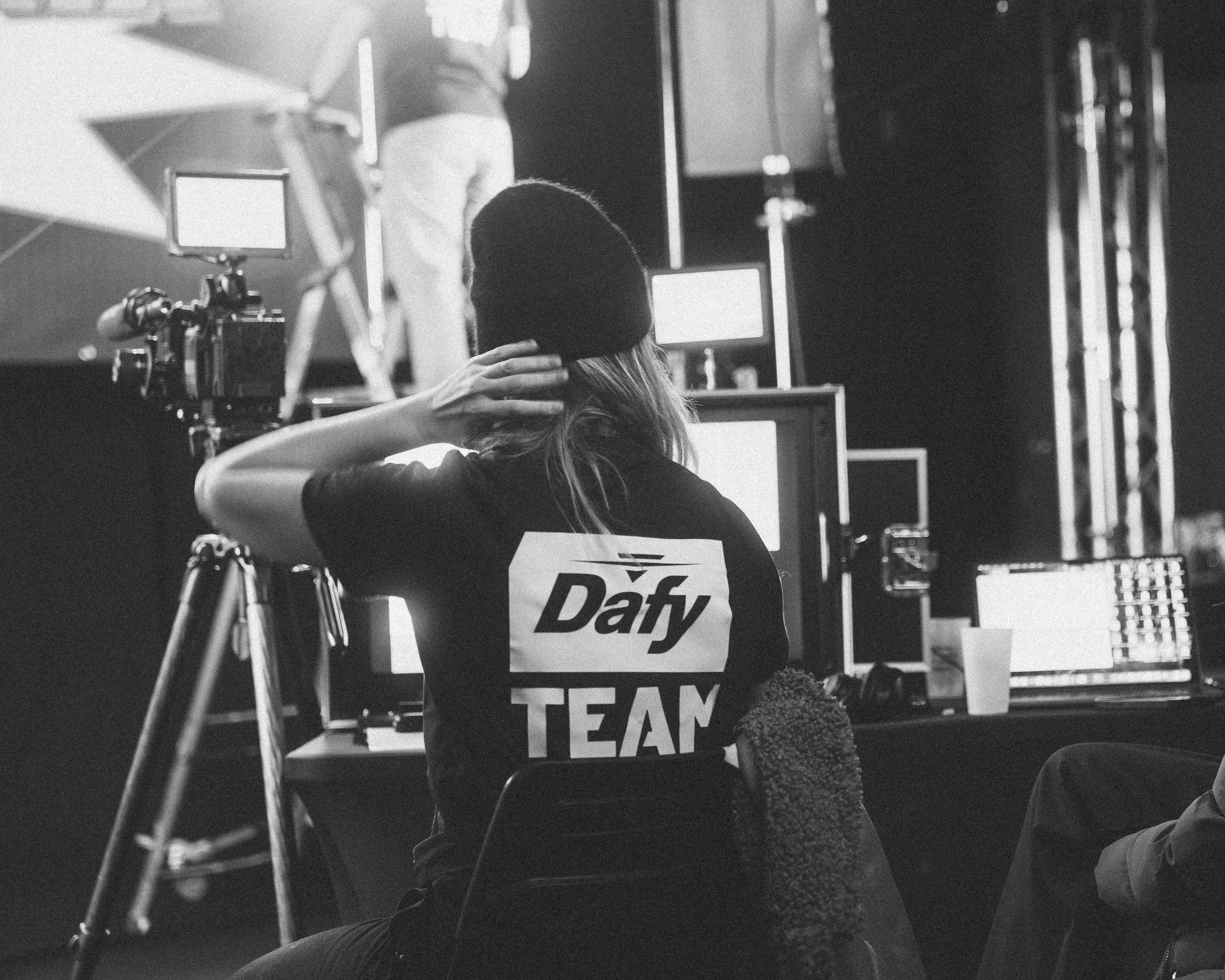 Équipe vidéo en action sur un tournage publicitaire MotoGP à Lyon.