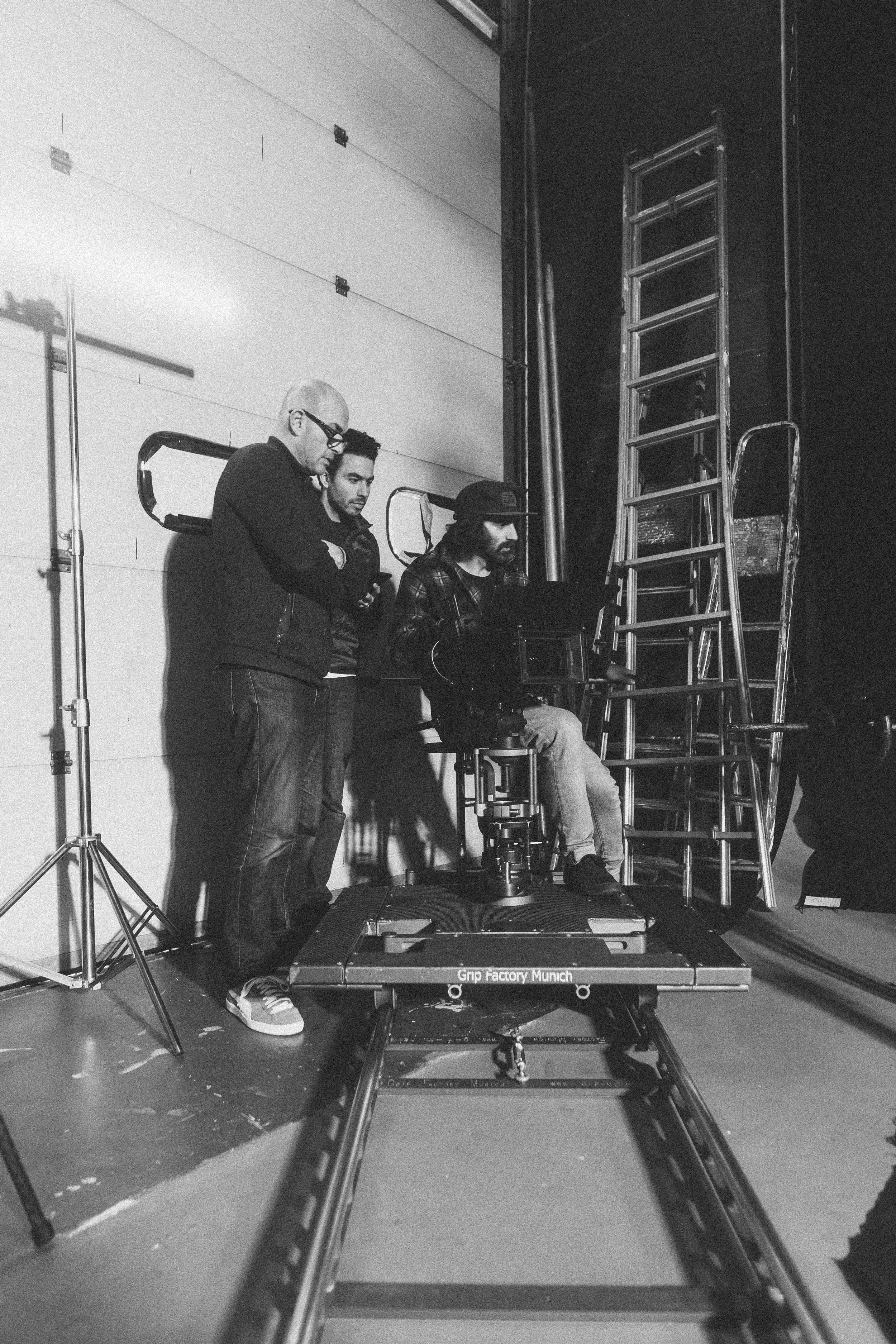 Coulisses d’un tournage vidéo publicitaire MotoGP à Lyon, préparation du plateau.