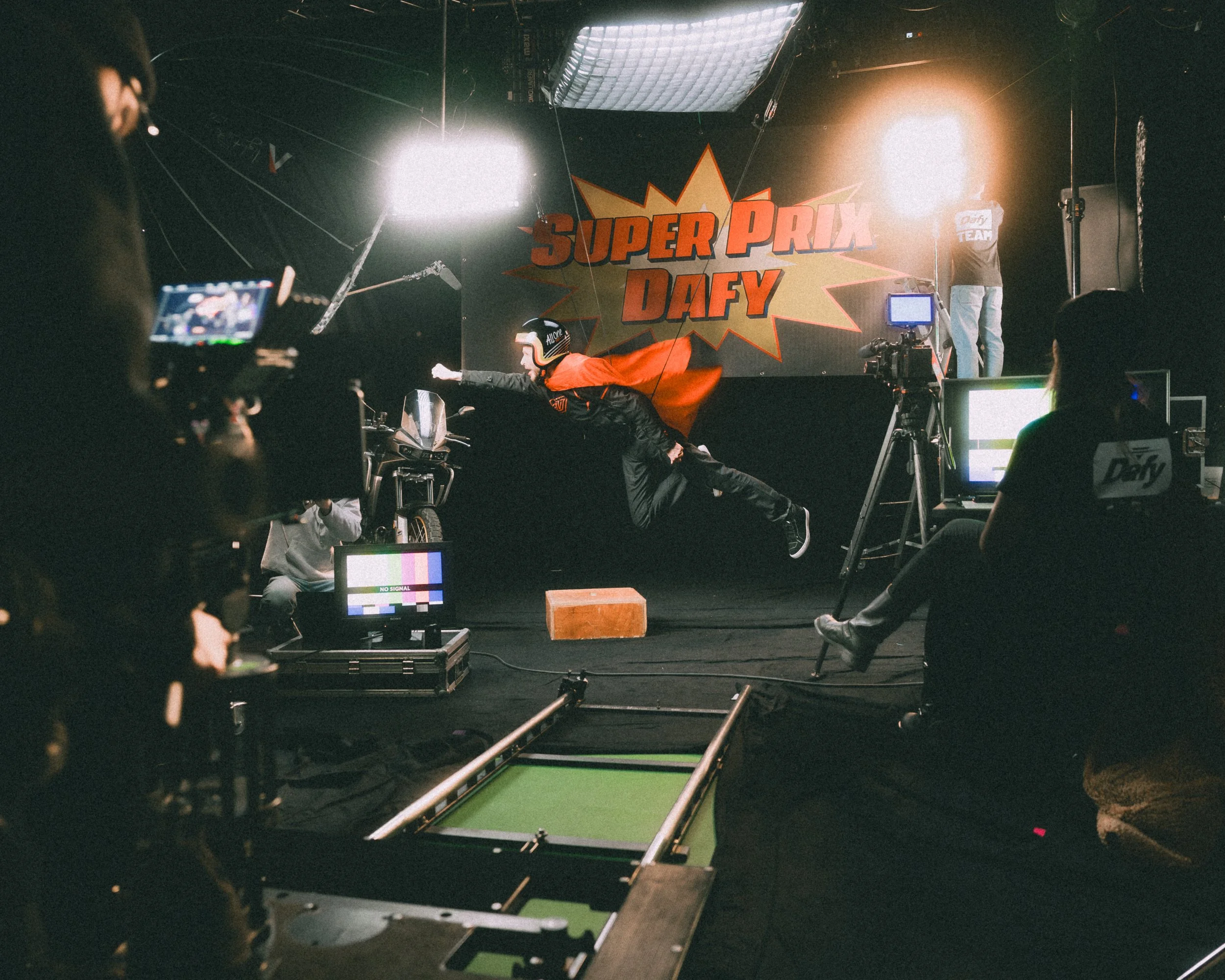 Caméra cinéma installée sur un tournage publicitaire MotoGP à Lyon.