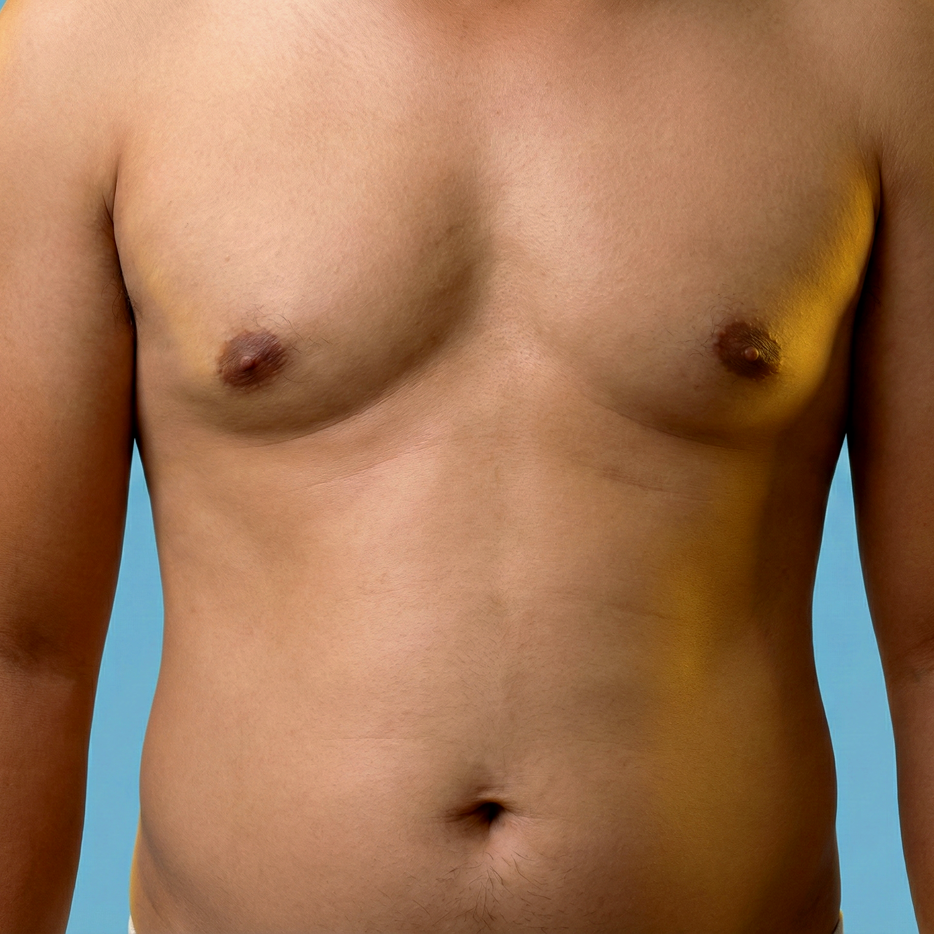 Imagem de um torso masculino nu, com pele clara, destacando os músculos do abdômen e o tronco superior, contra um fundo azul claro.