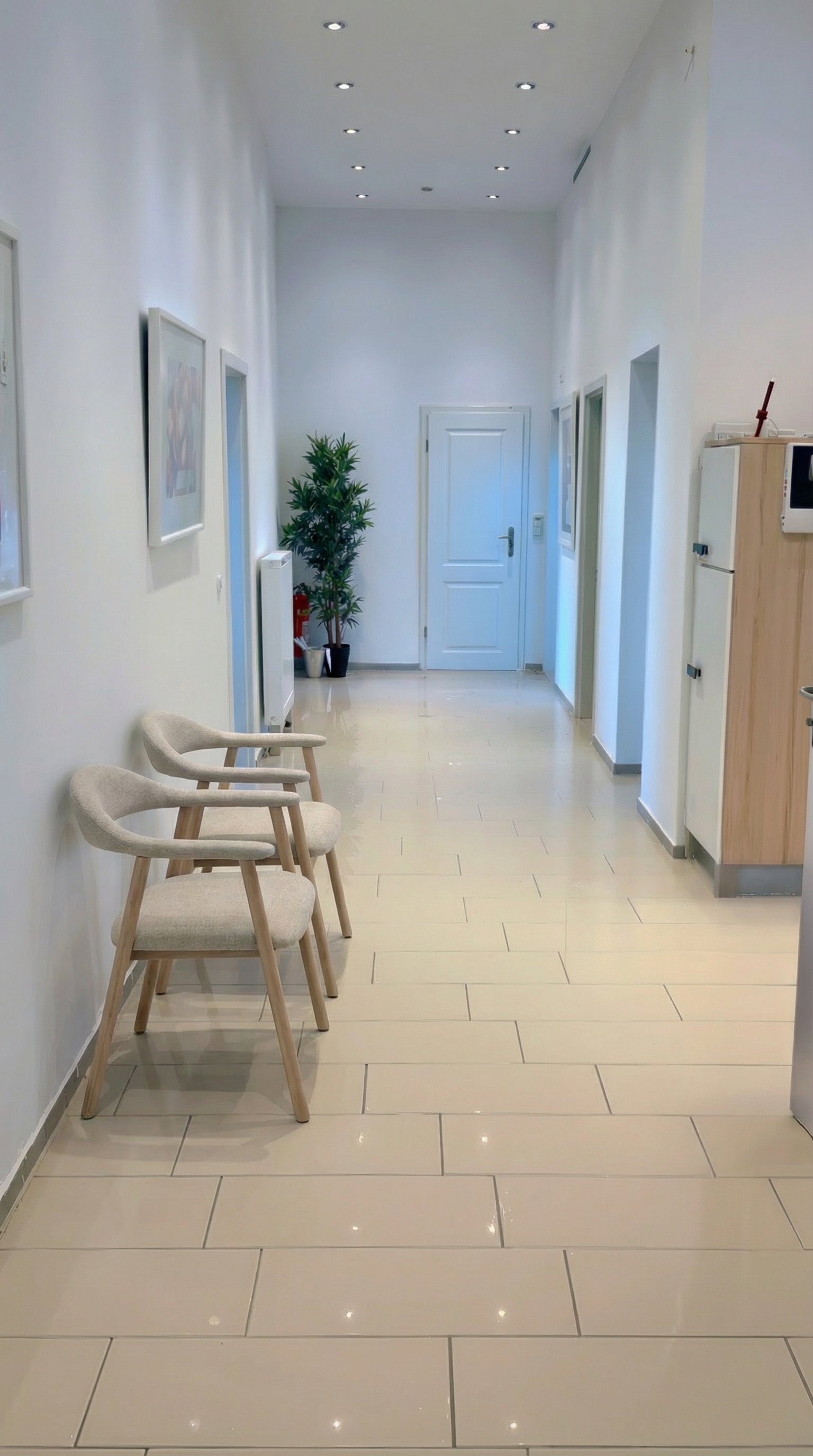 Heller Flur der Praxis für Psychotherapie in Hattingen mit Sitzgelegenheiten und ruhiger Atmosphäre.